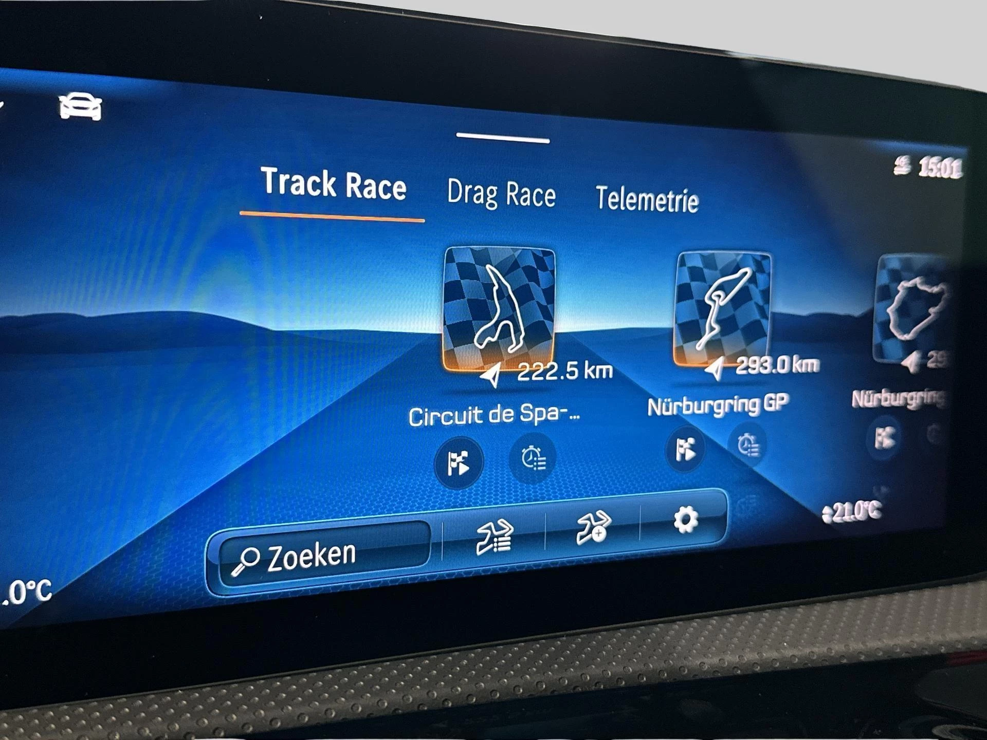 Mercedes-Benz-CLA-image-16