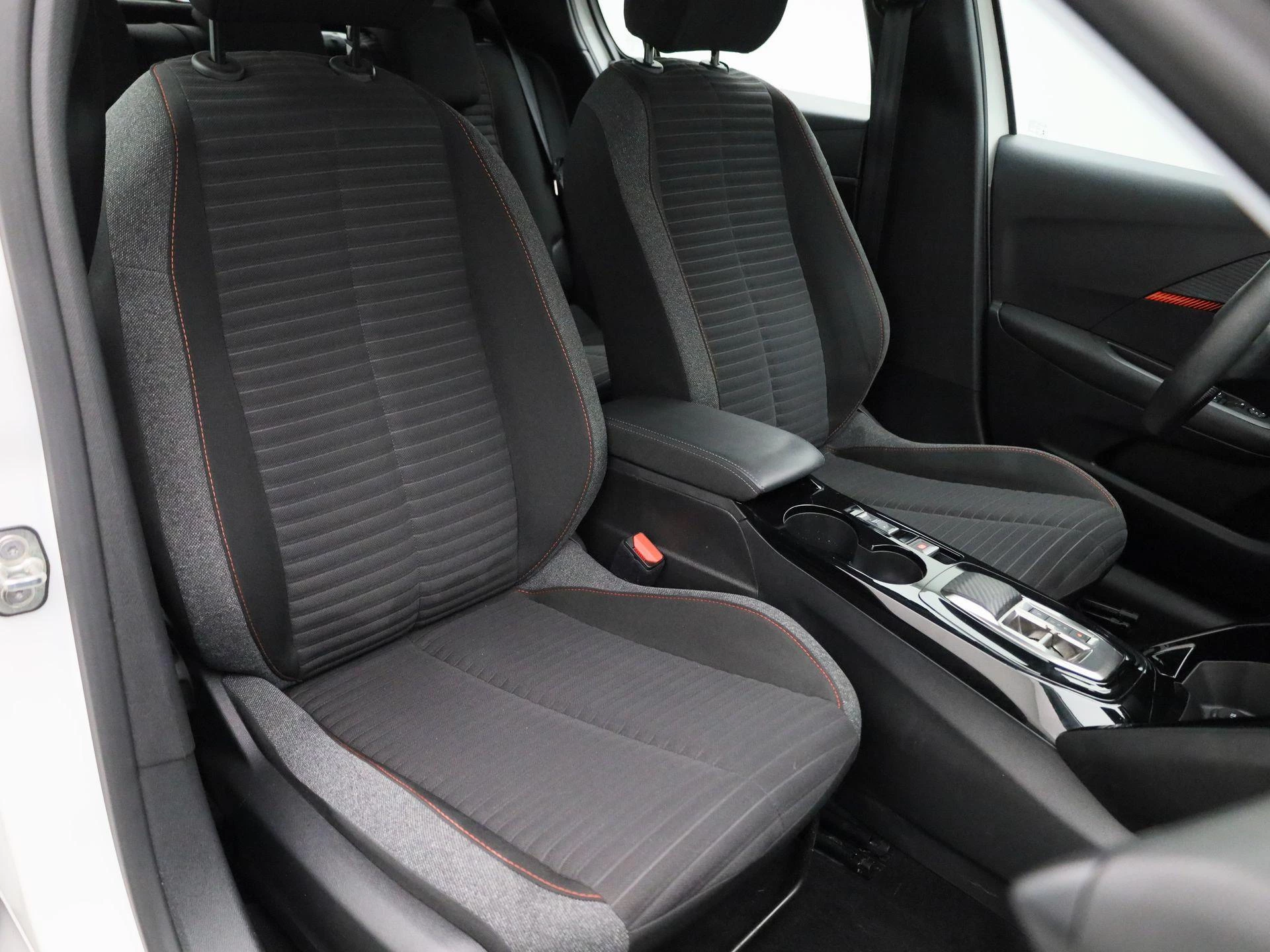Peugeot-e-208-image-36