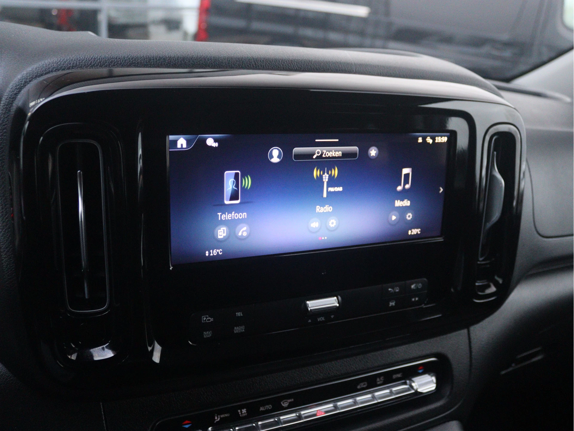 Mercedes-Benz-Vito-image-8