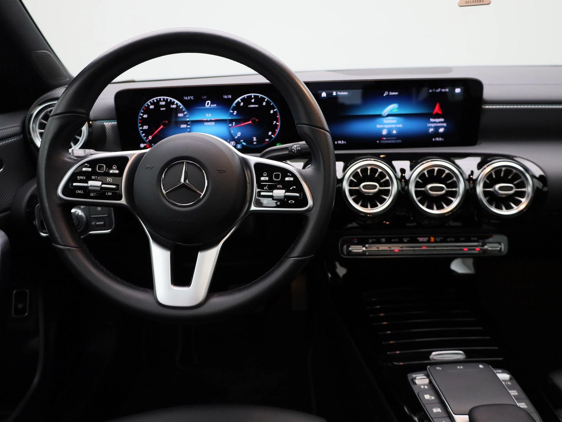 Mercedes-Benz-CLA-image-6