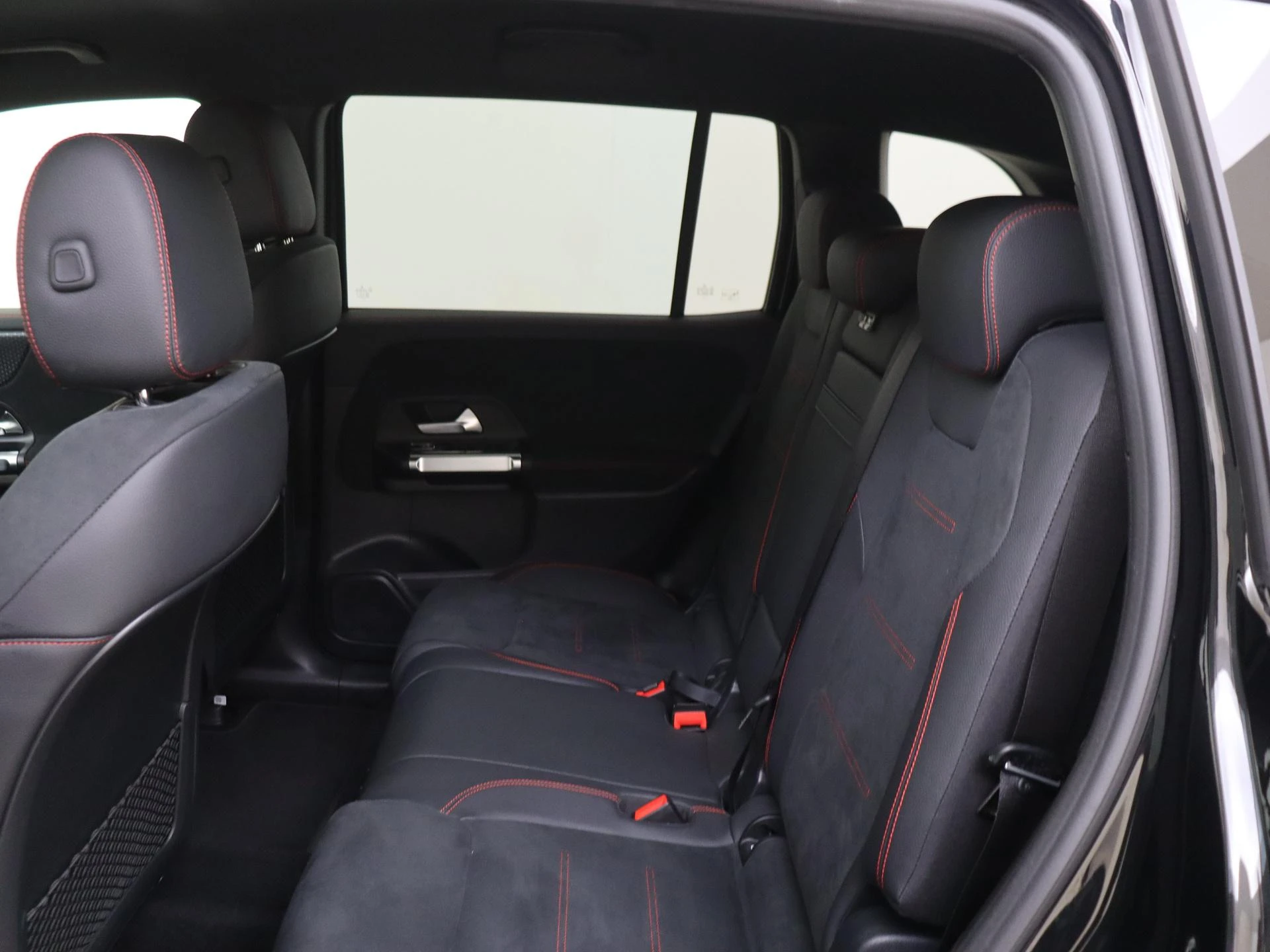 Mercedes-Benz-EQB-image-15
