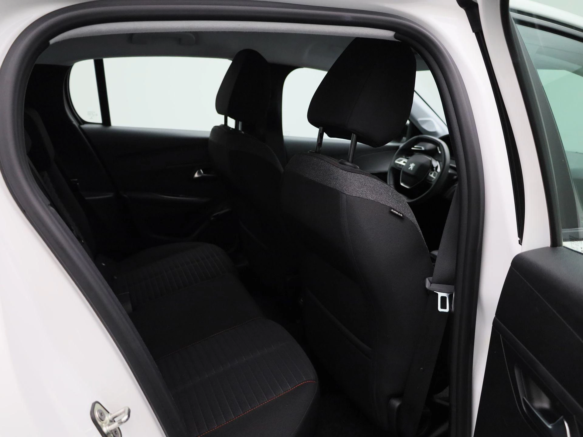 Peugeot-e-208-image-35