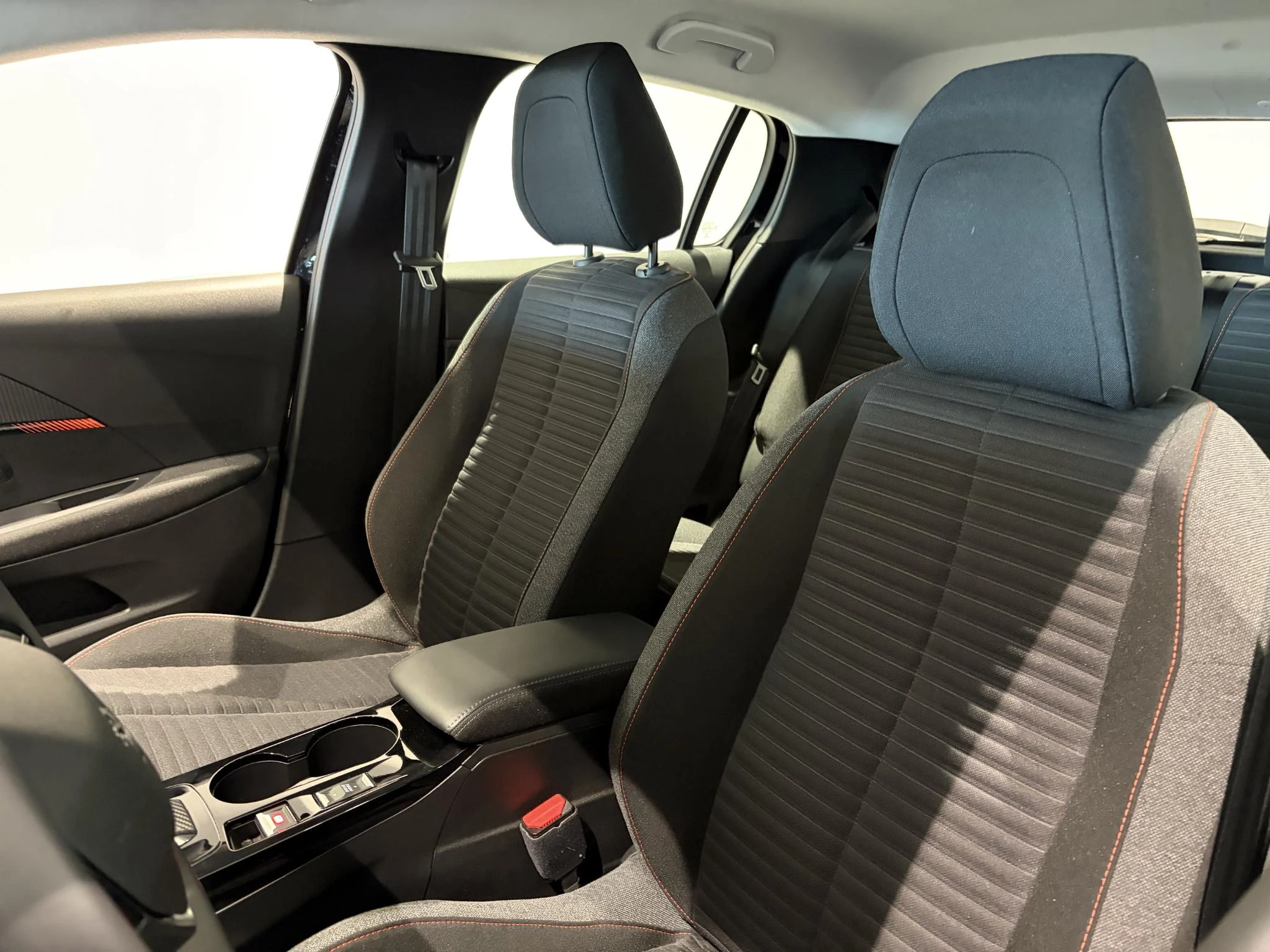 Peugeot-e-208-image-6