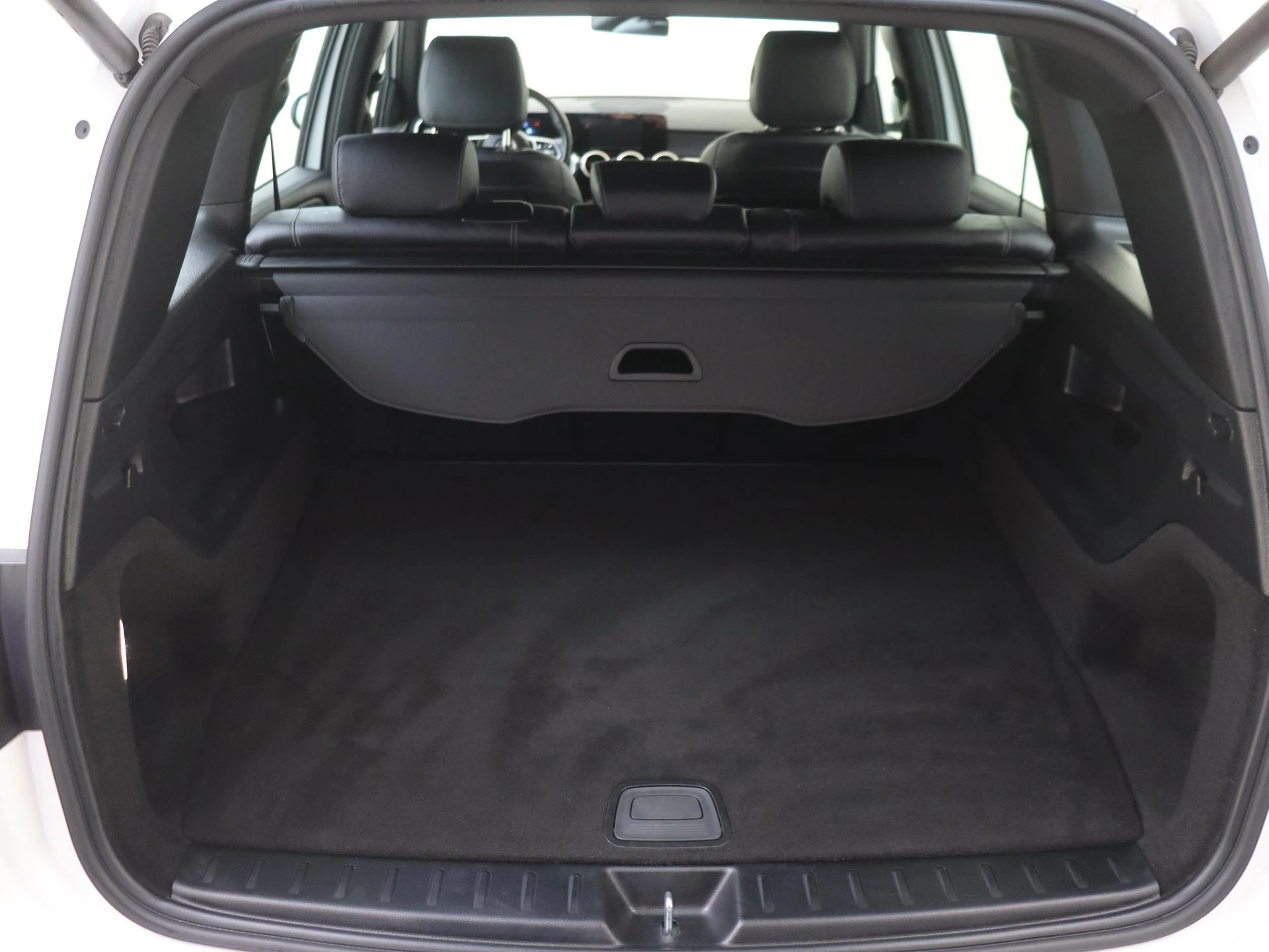 Mercedes-Benz-GLB-image-26