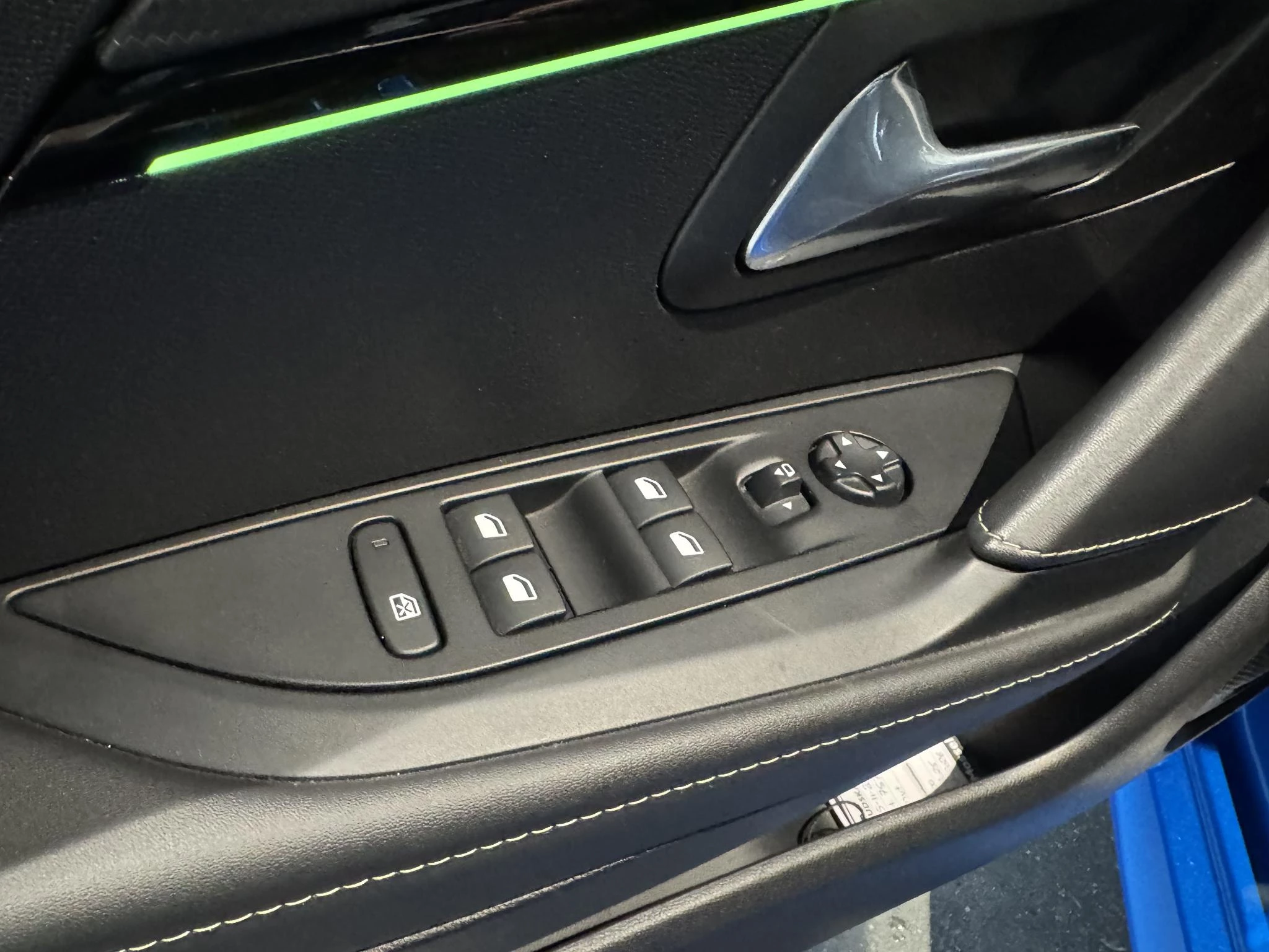 Peugeot-e-208-image-18