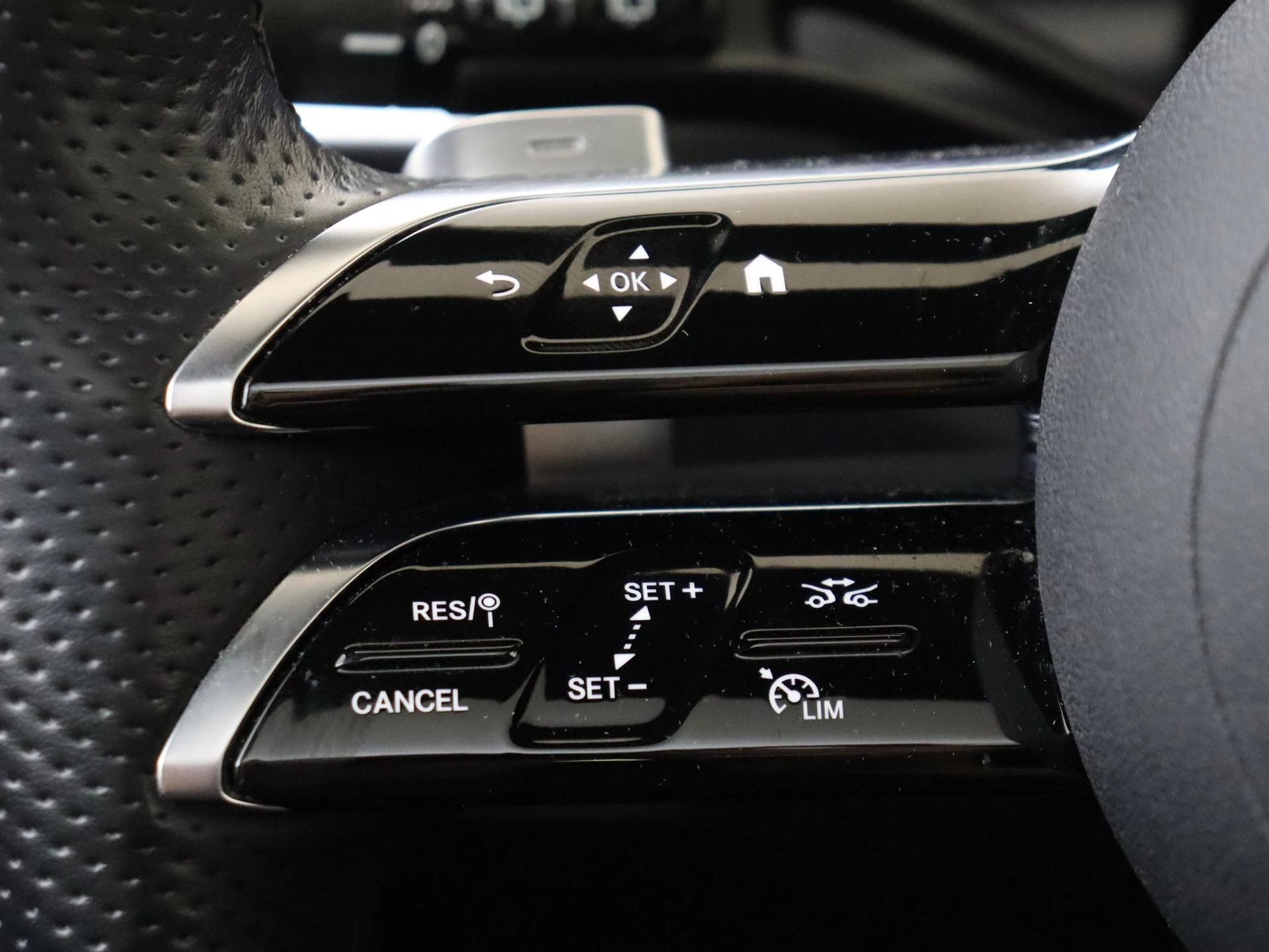 Mercedes-Benz-GLC-image-12
