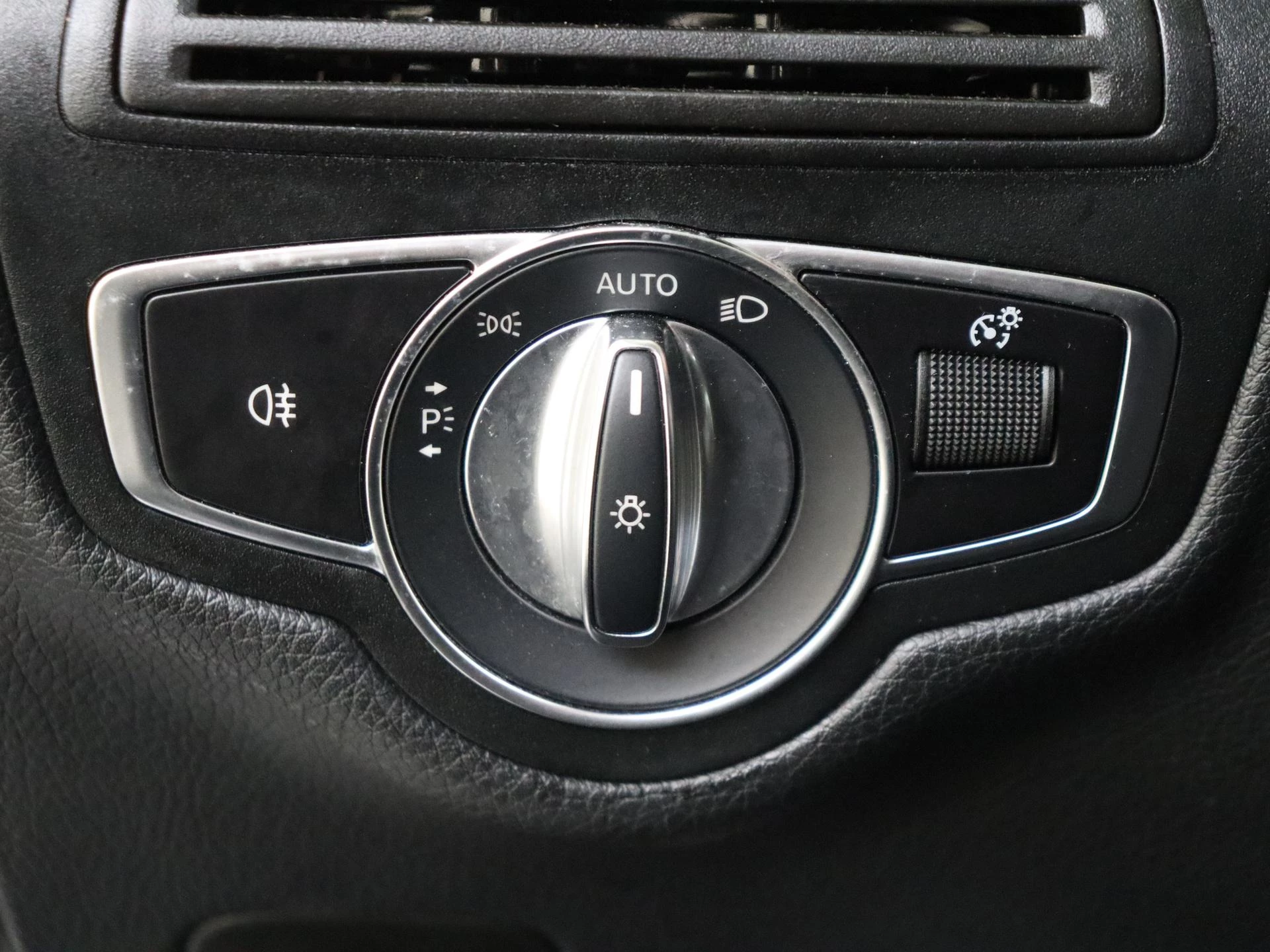Mercedes-Benz-GLC-image-27