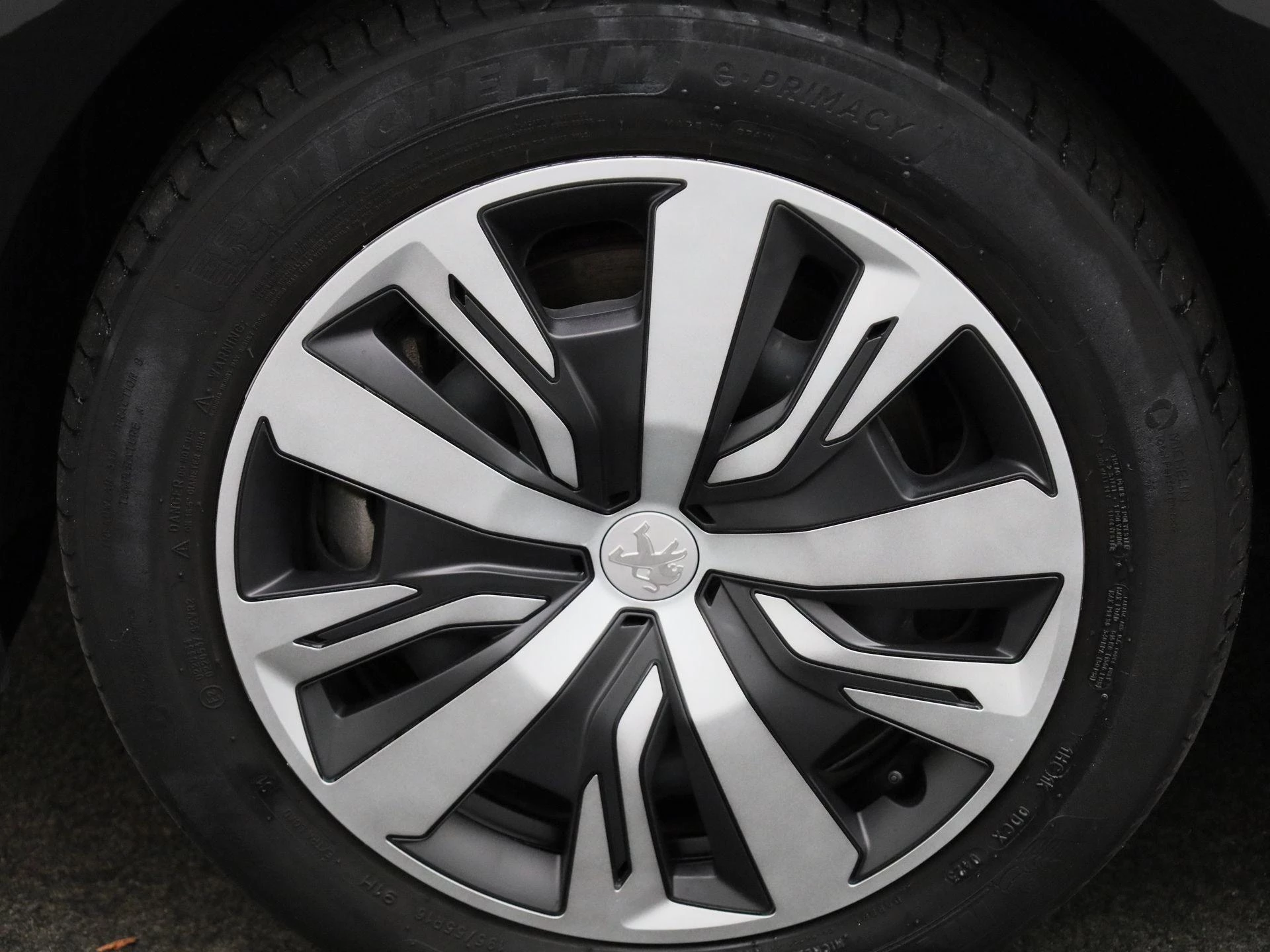 Peugeot-e-208-image-14