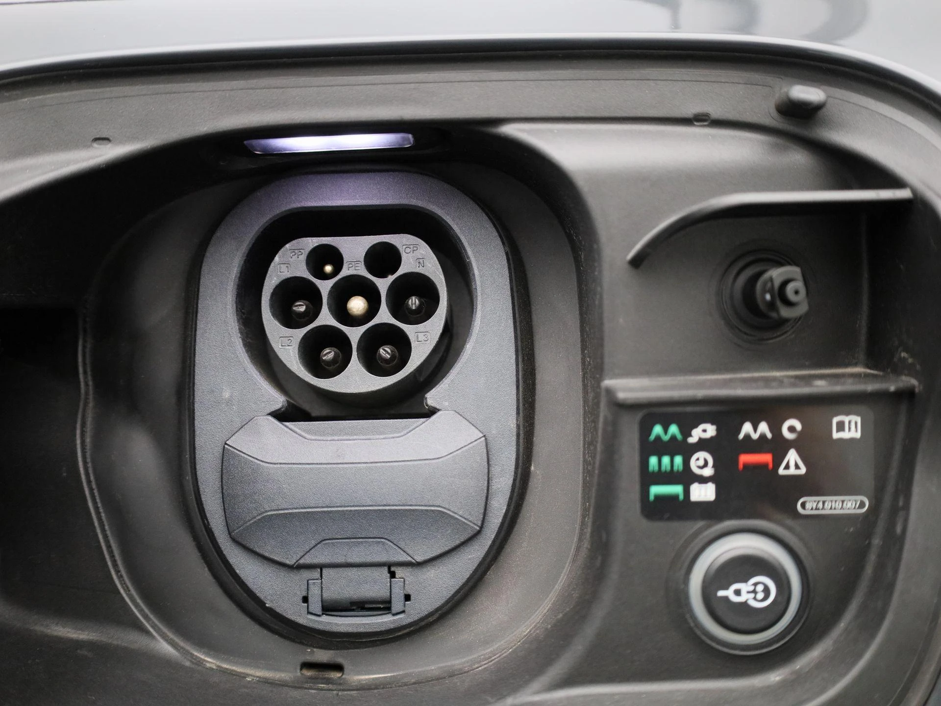 Audi-Q6 e-tron-image-14