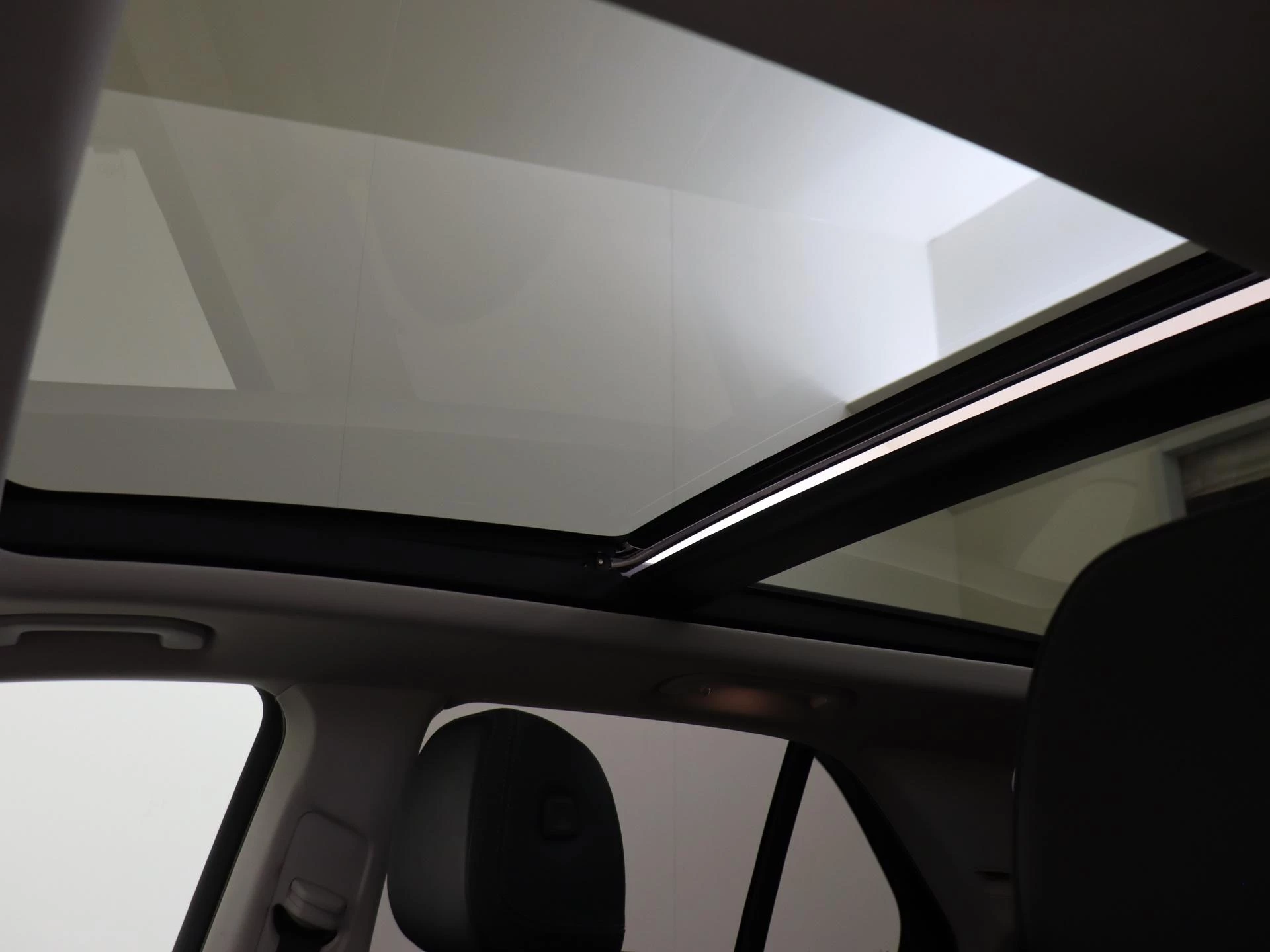 Mercedes-Benz-GLE-image-33