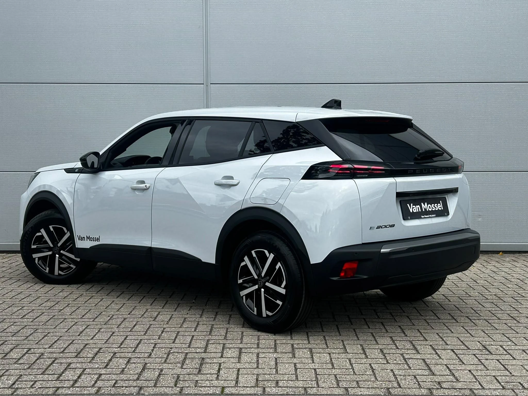 Peugeot-e-2008-image-3