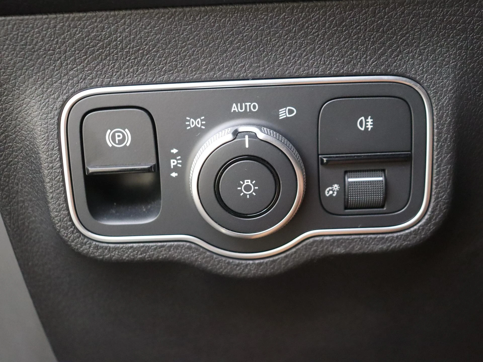 Mercedes-Benz-GLB-image-23