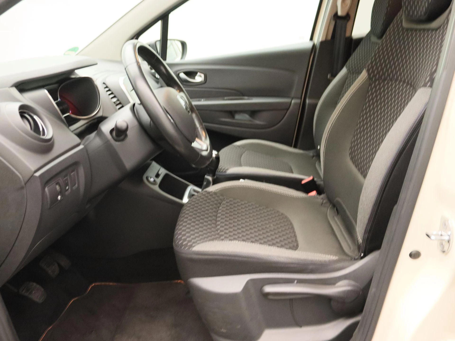 Renault-Captur-image-11