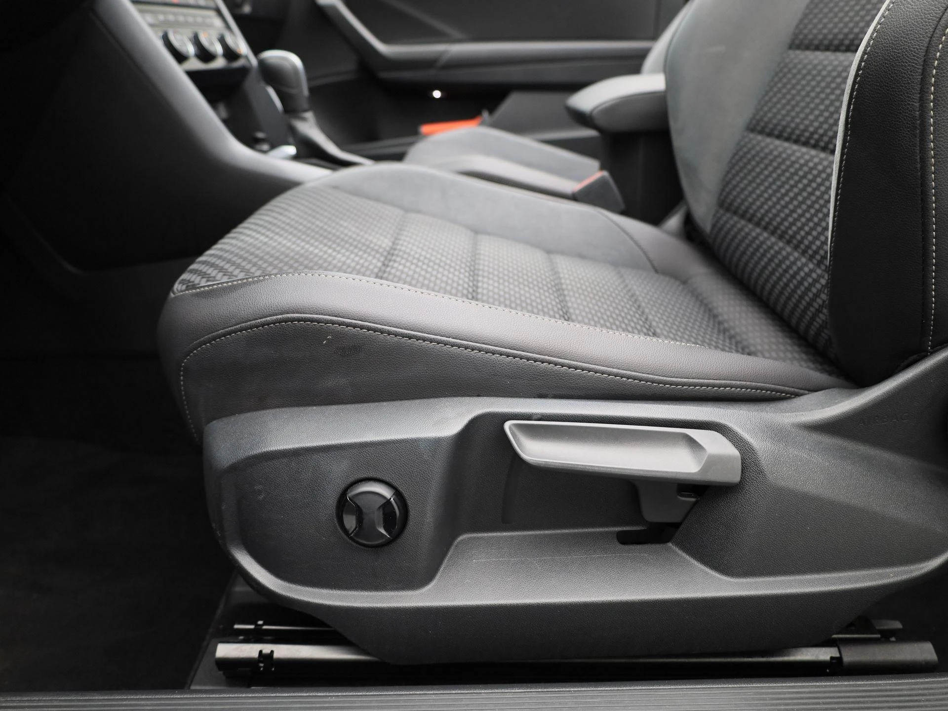 Volkswagen-T-Roc-image-32