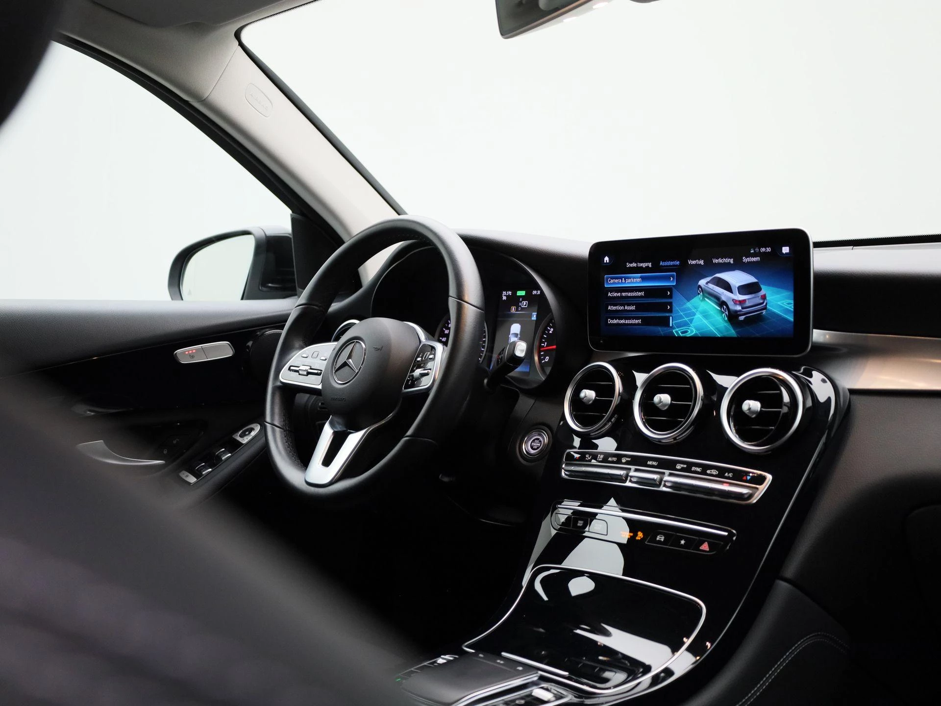 Mercedes-Benz-GLC-image-35