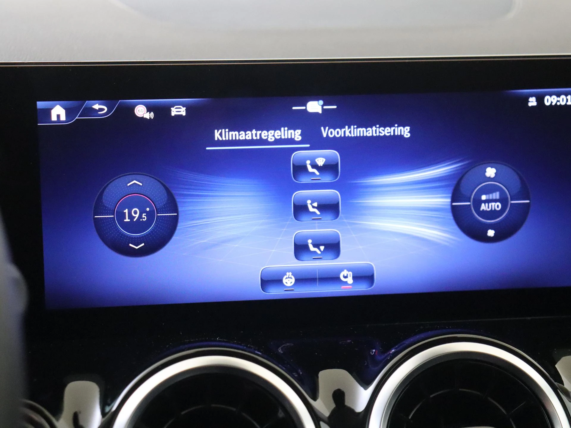 Mercedes-Benz-GLA-image-18