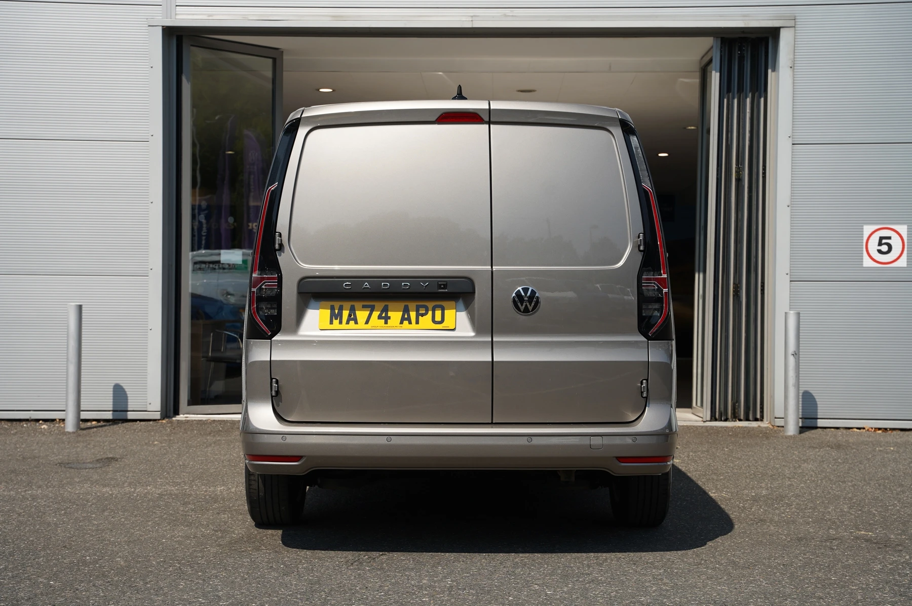 Volkswagen-Caddy-image-8