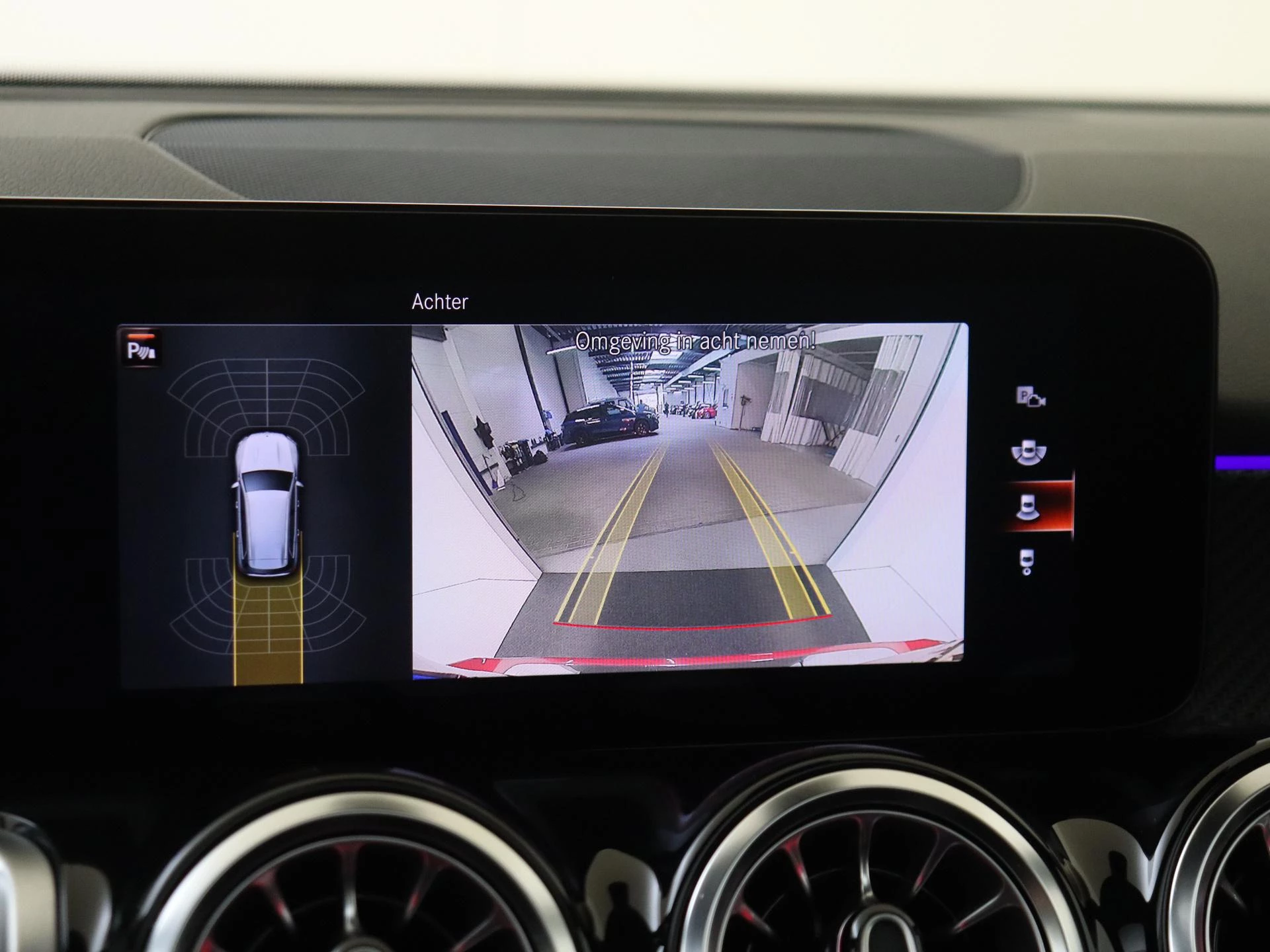 Mercedes-Benz-GLB-image-18