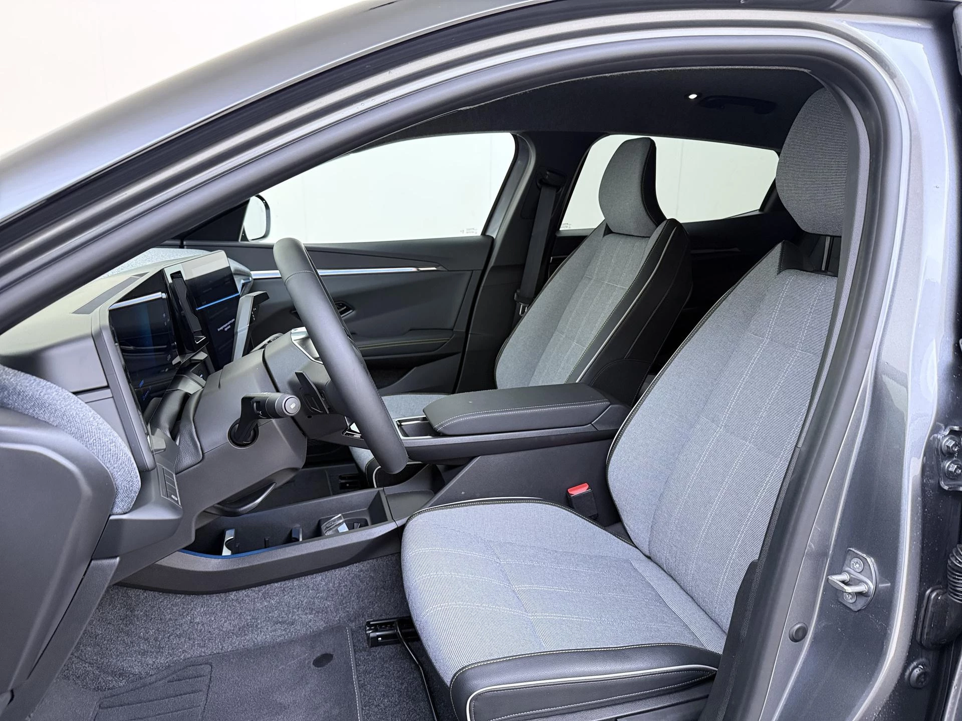 Renault-Megane E-Tech-image-14