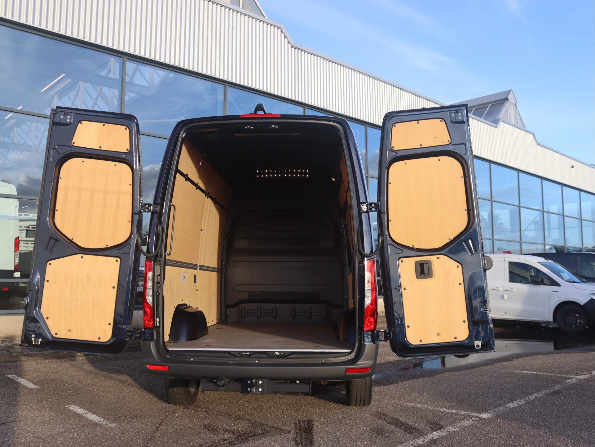 Mercedes-Benz-Sprinter-image-2