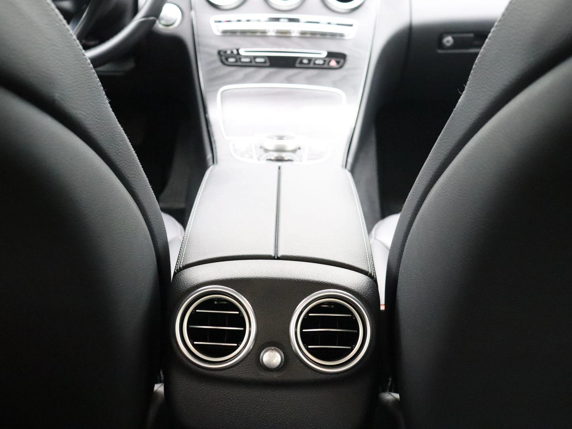 Mercedes-Benz-C-Klasse-image-17
