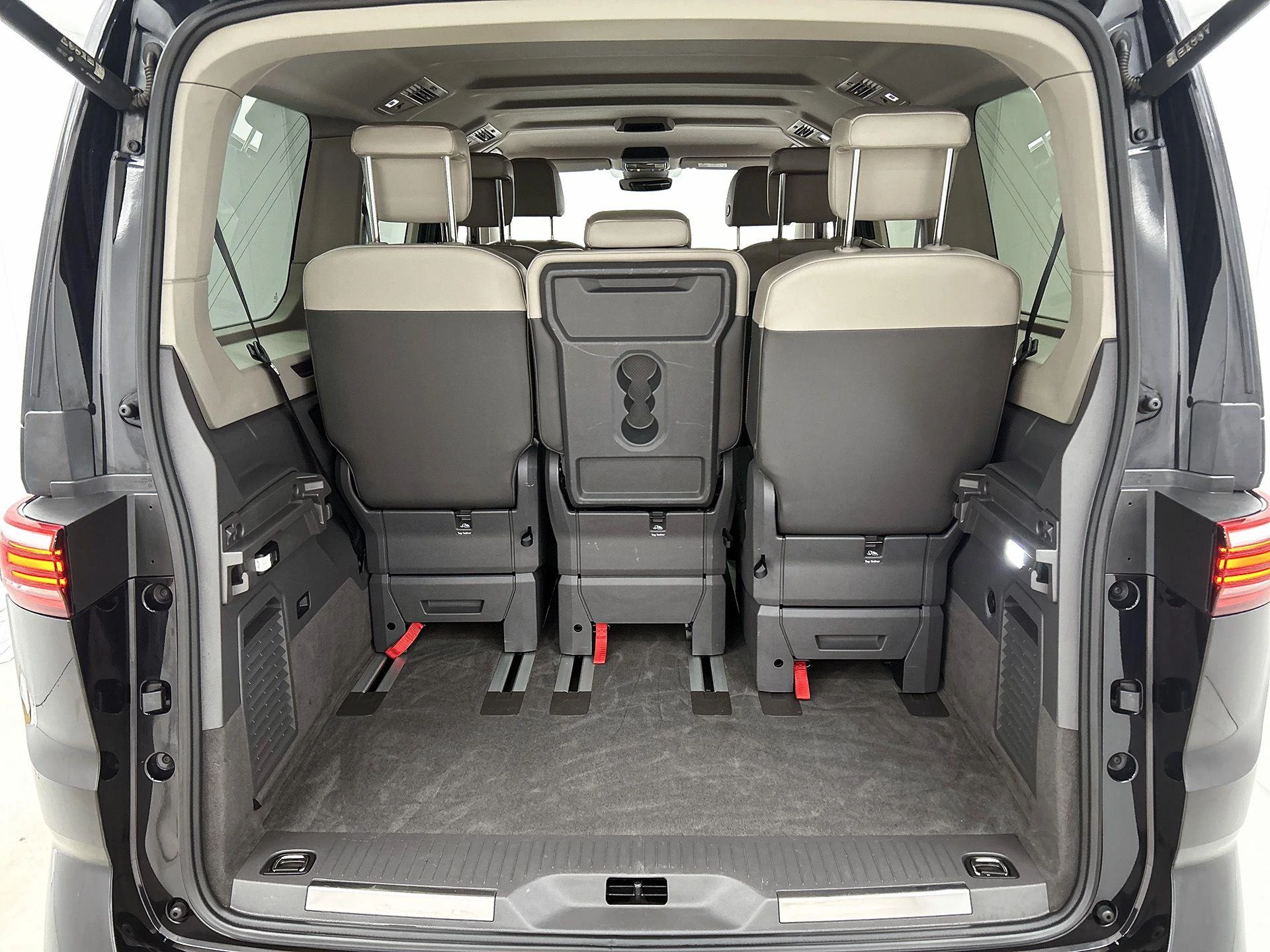 Volkswagen-Multivan-image-18