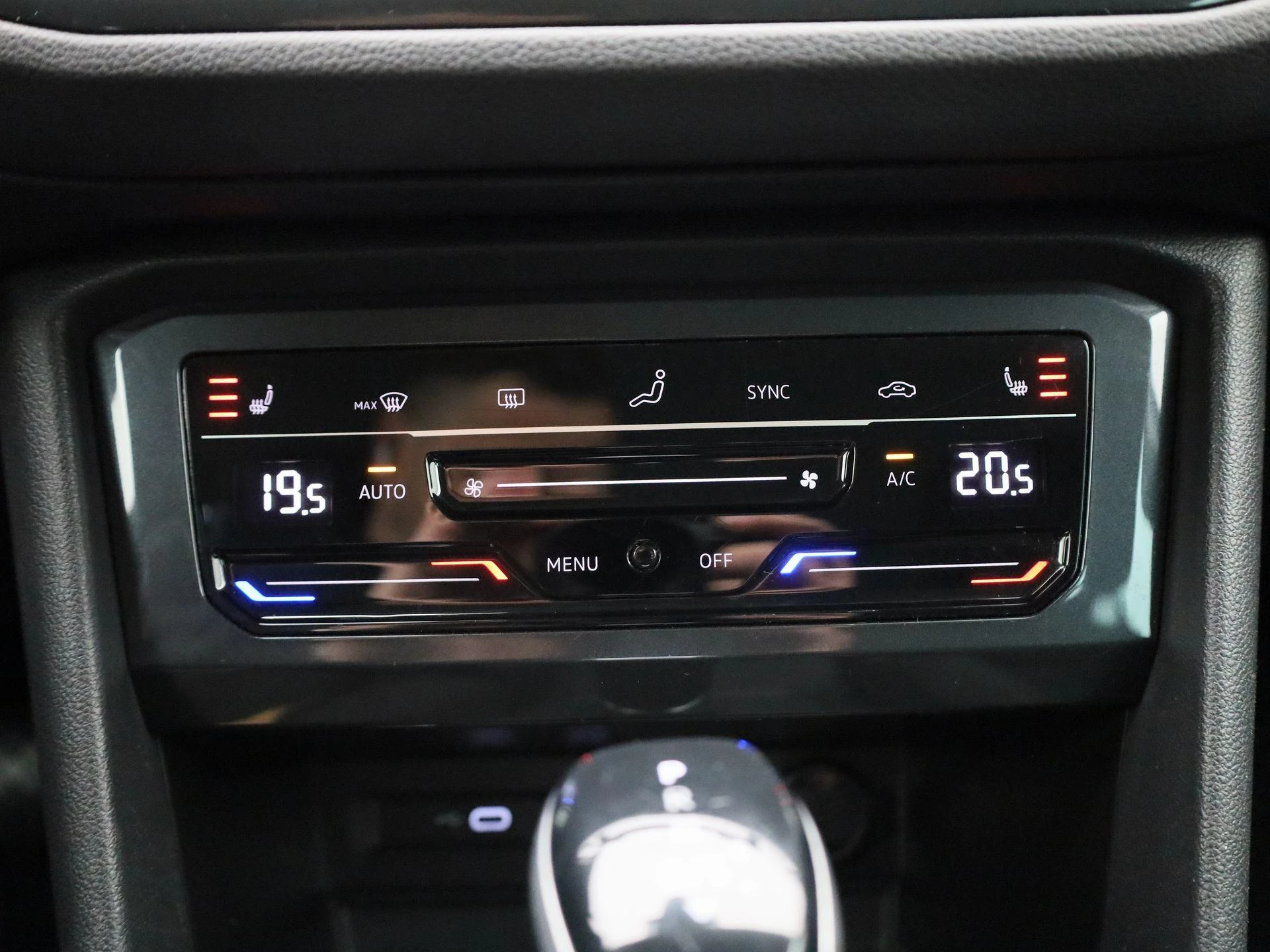 Volkswagen-Tiguan-image-17