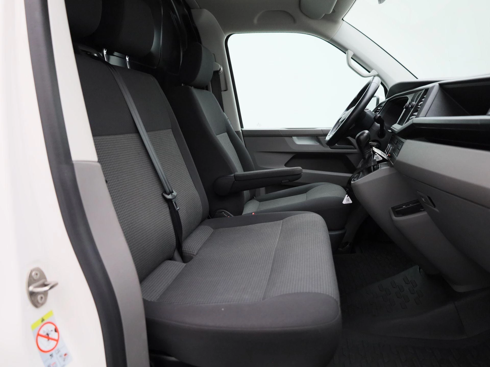 Volkswagen-Transporter-image-34