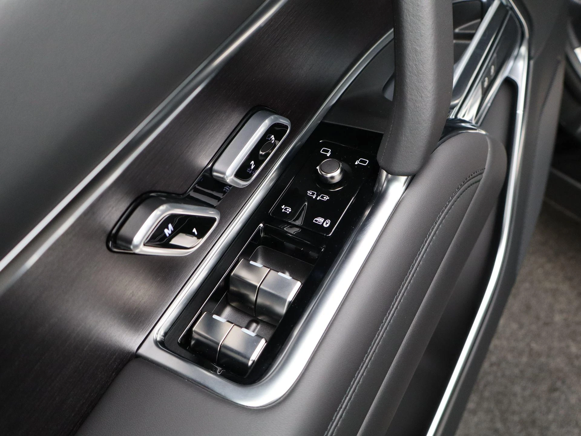Land Rover-Range Rover-image-30