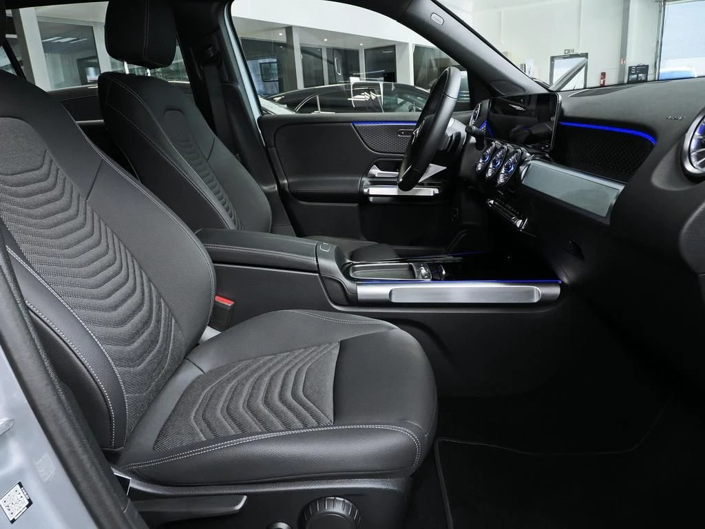 Mercedes-Benz-GLB 200-image-12
