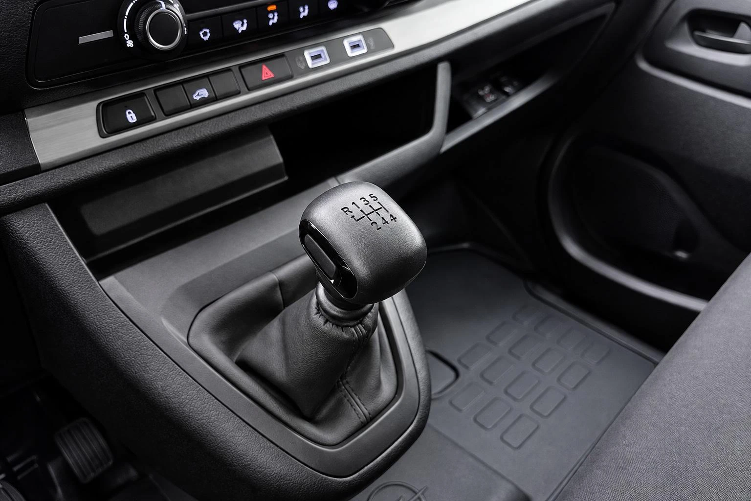 Opel-Vivaro-image-16