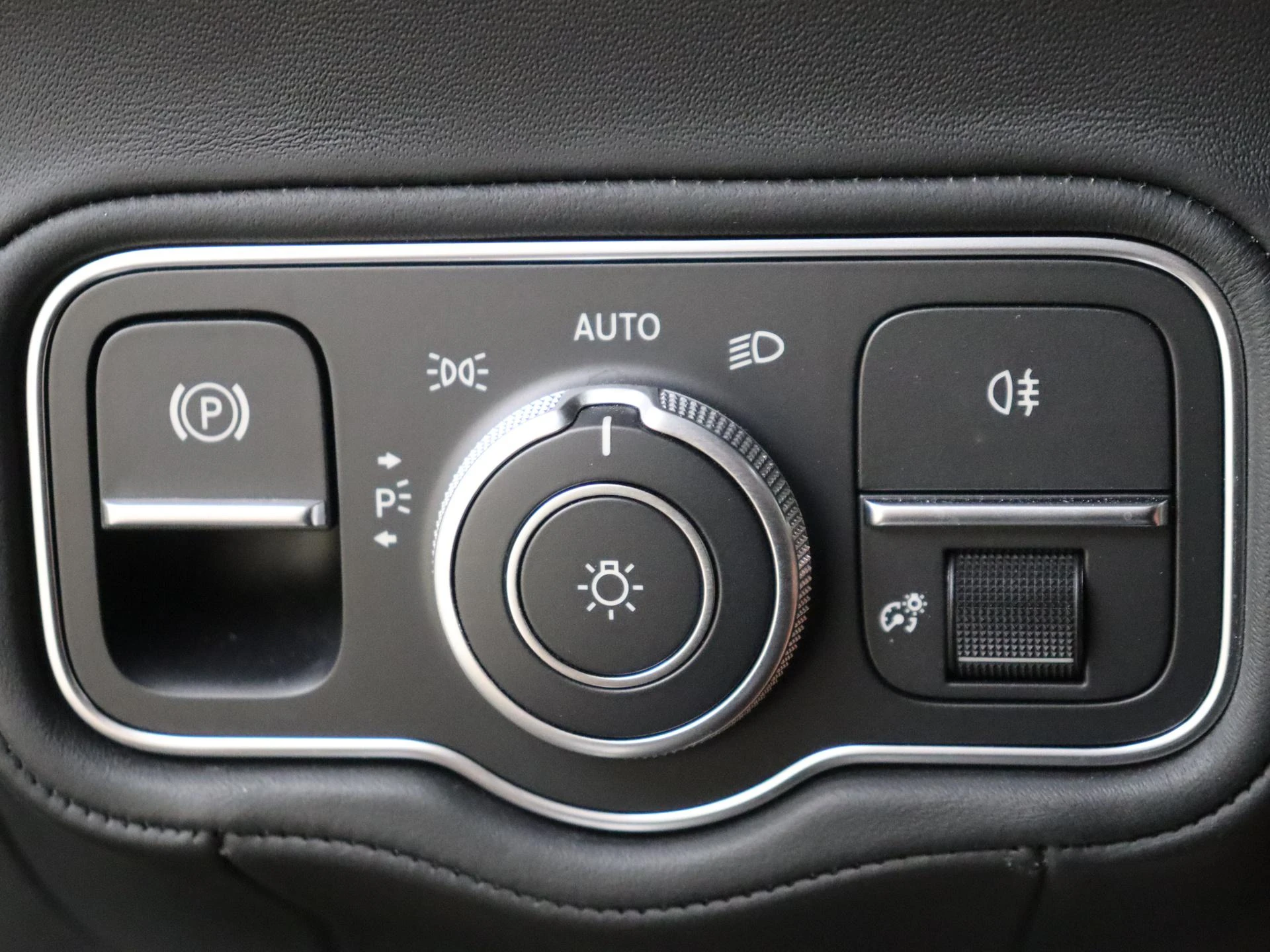 Mercedes-Benz-G-Klasse-image-23