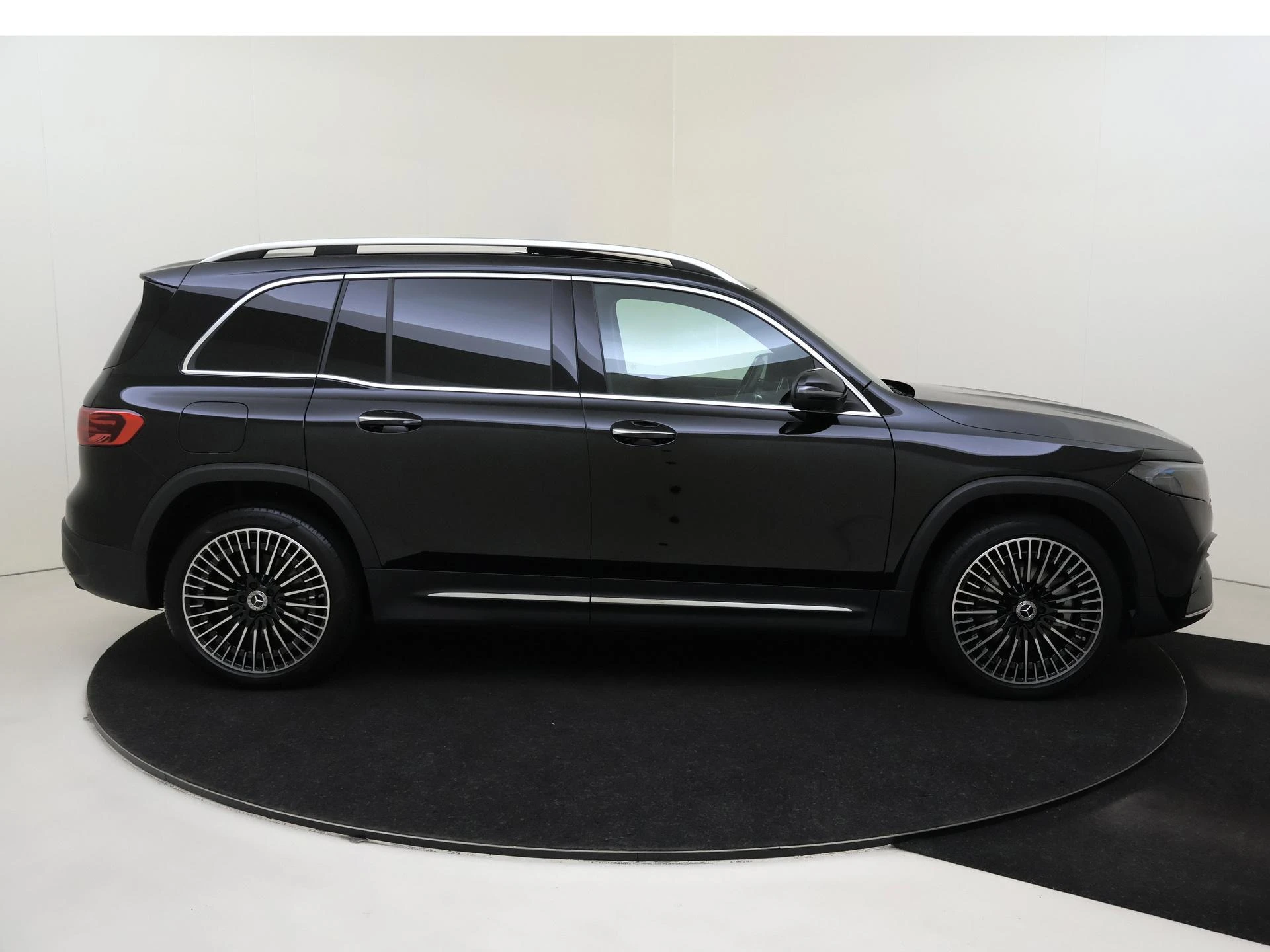Mercedes-Benz-EQB-image-8