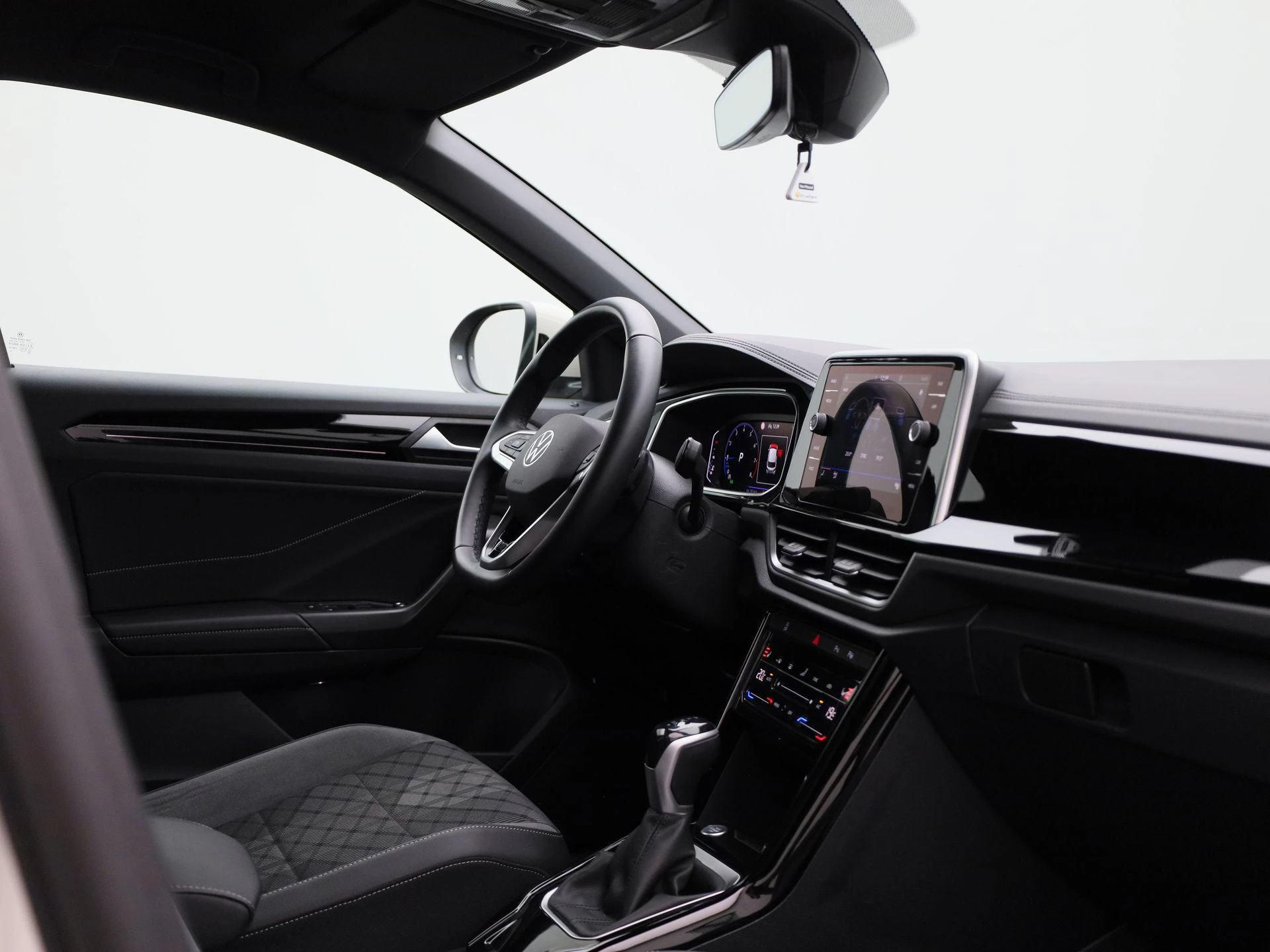 Volkswagen-T-Roc-image-33