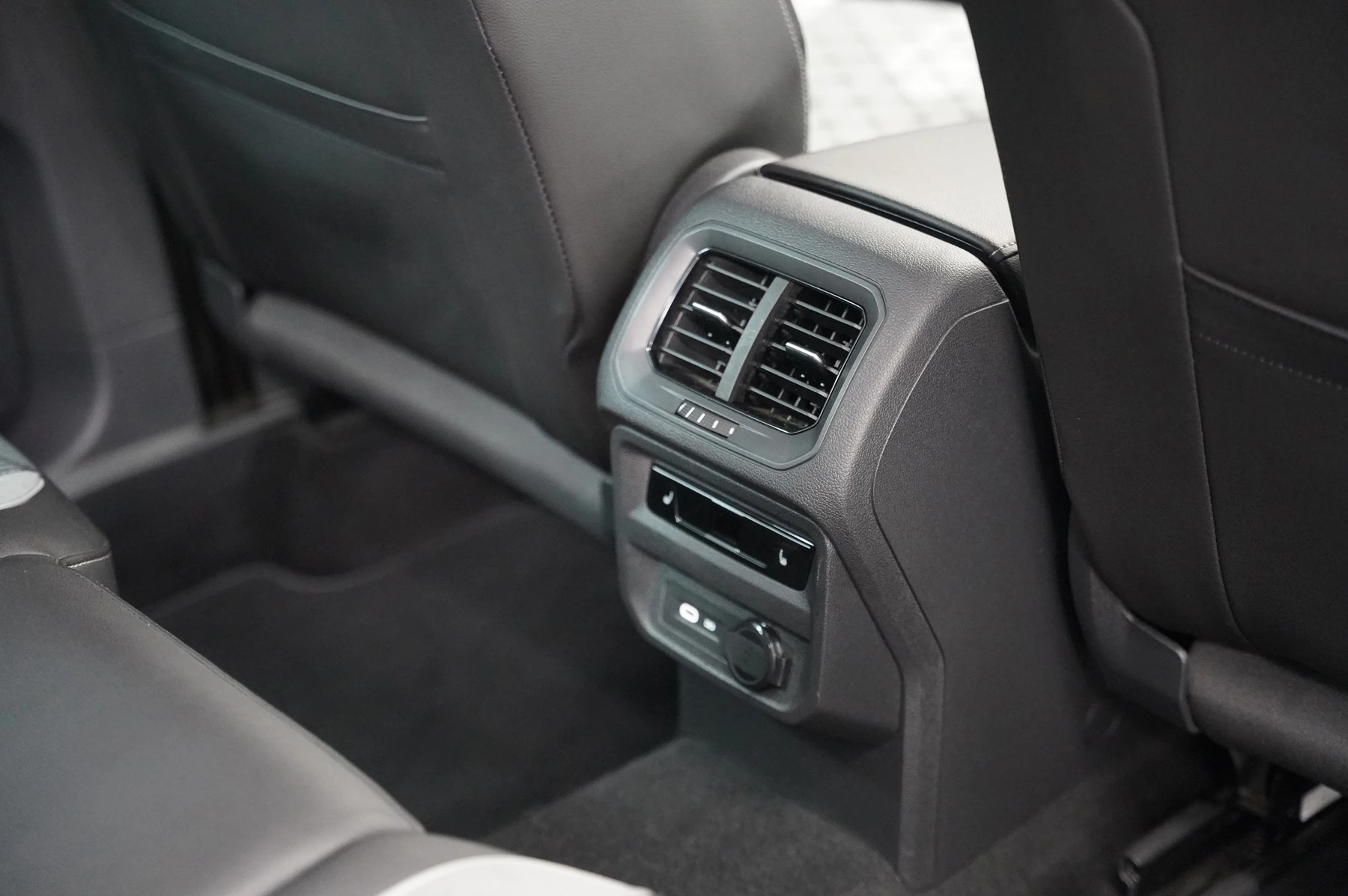Volkswagen-Tiguan-image-11
