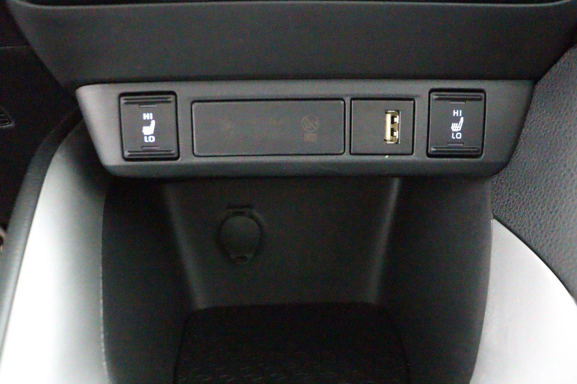 Mazda-2 Hybrid-image-46
