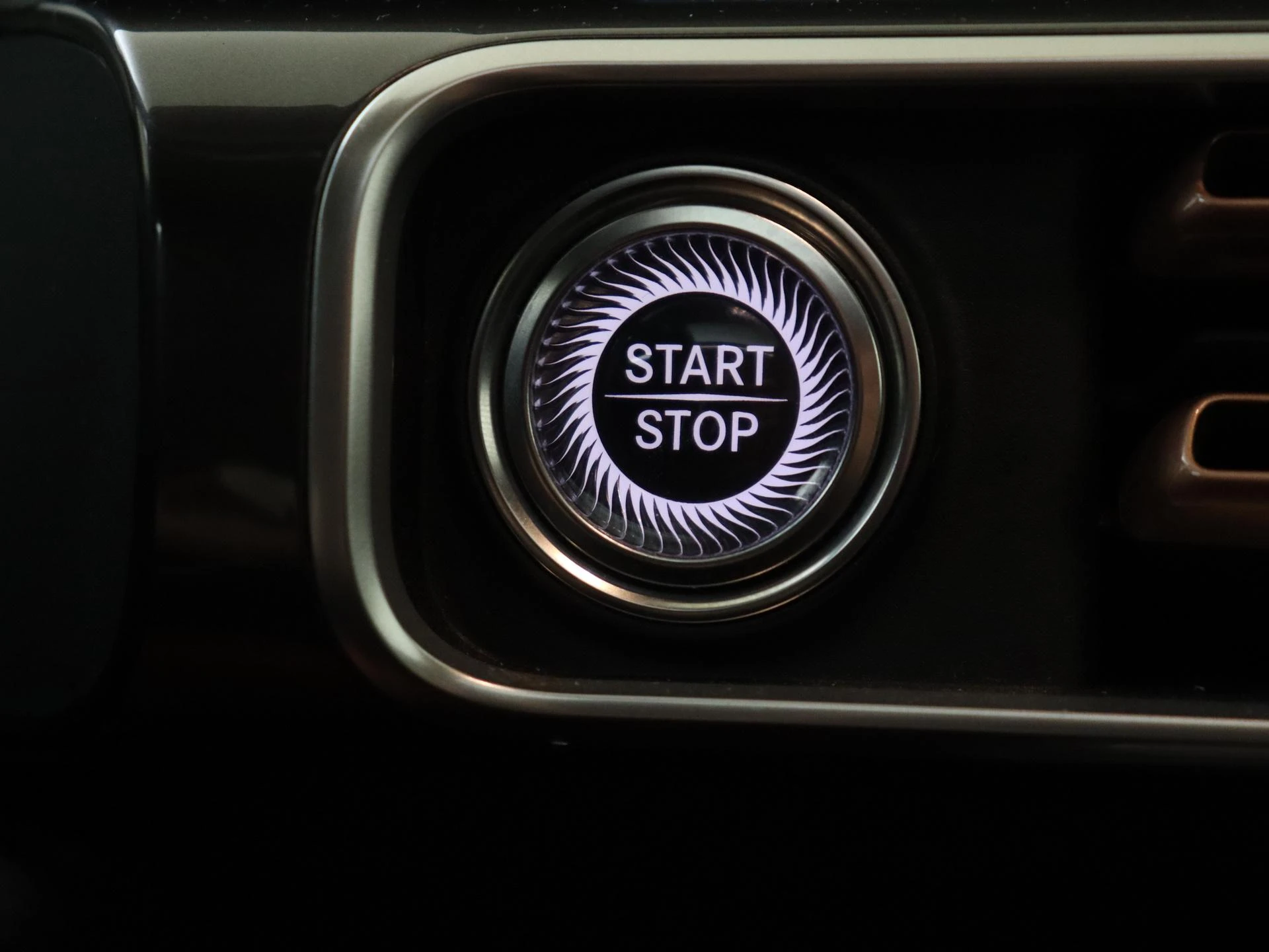 Mercedes-Benz-EQC-image-21
