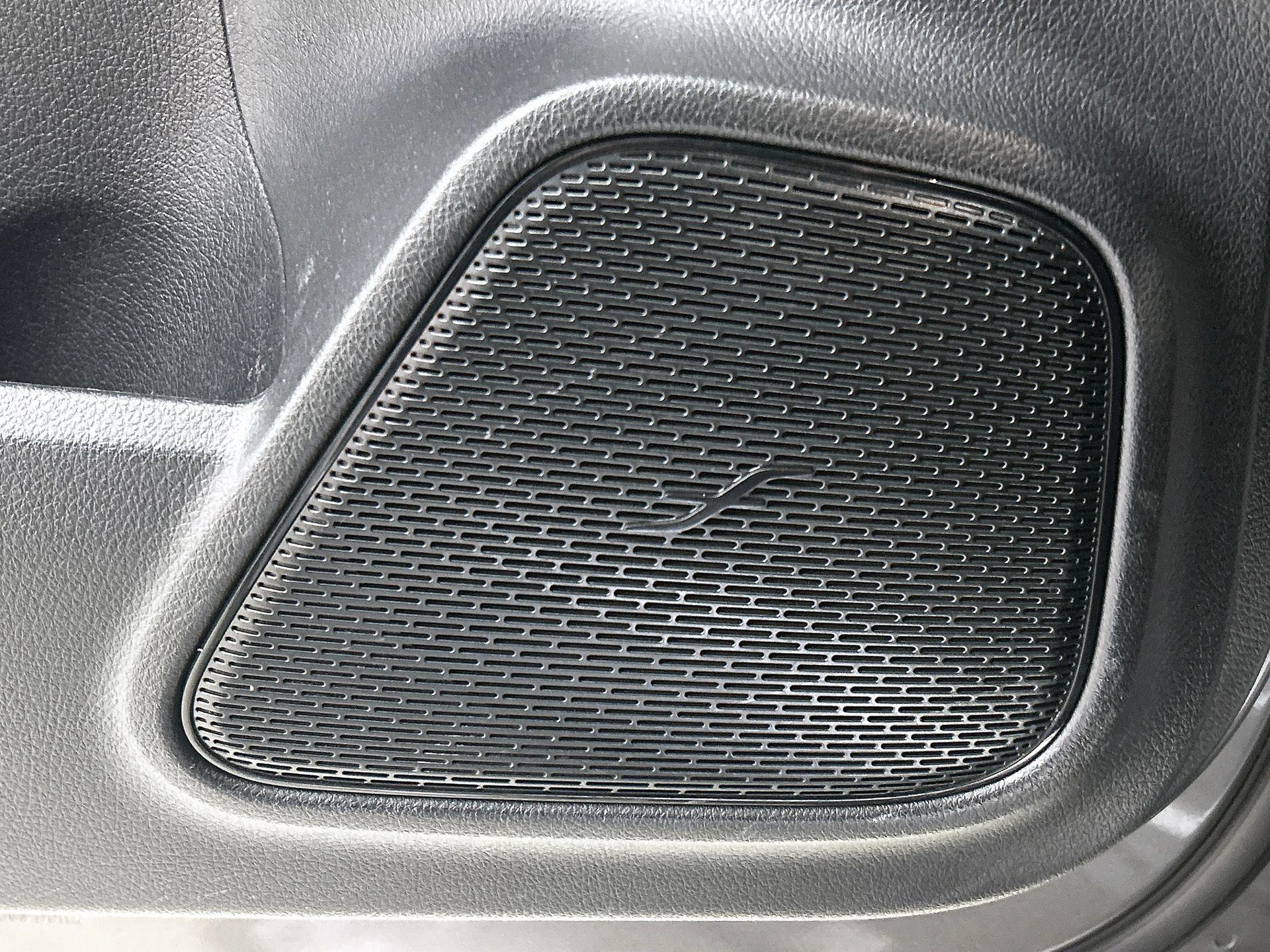 Mercedes-Benz-GLB-image-19