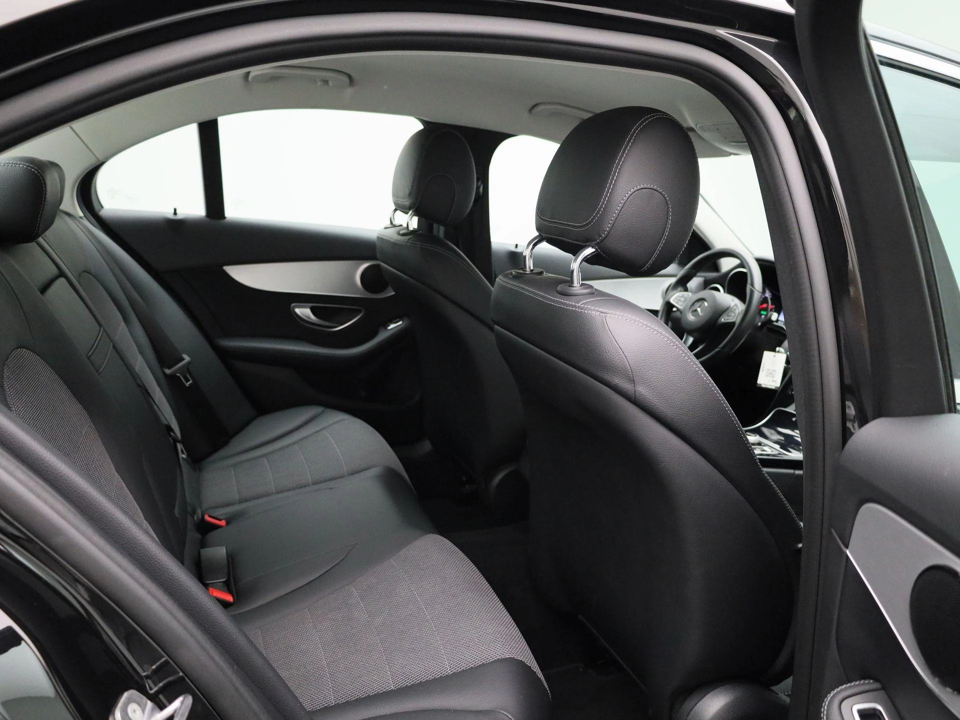 Mercedes-Benz-C-Klasse-image-34