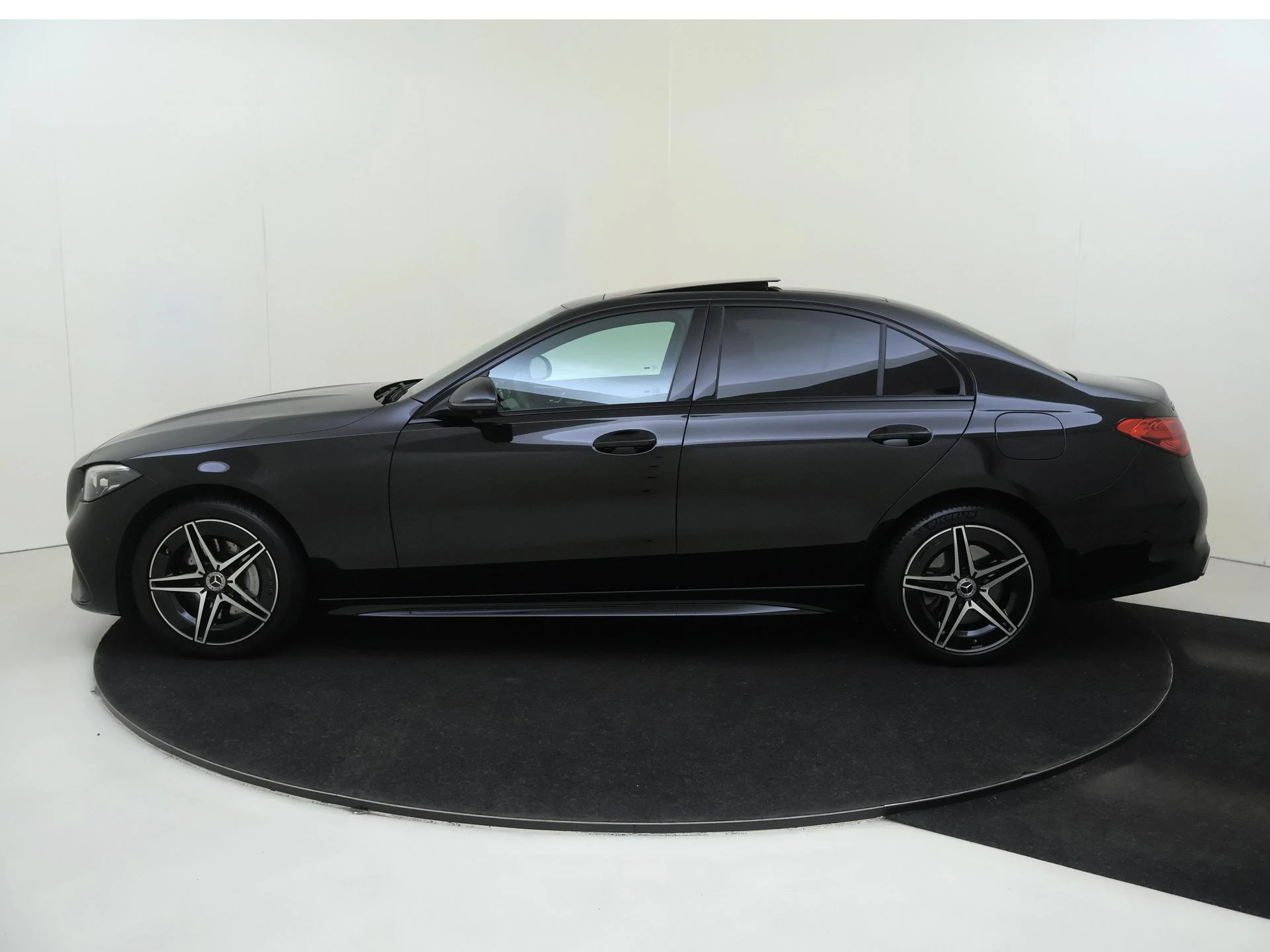 Mercedes-Benz-C-Klasse-image-7