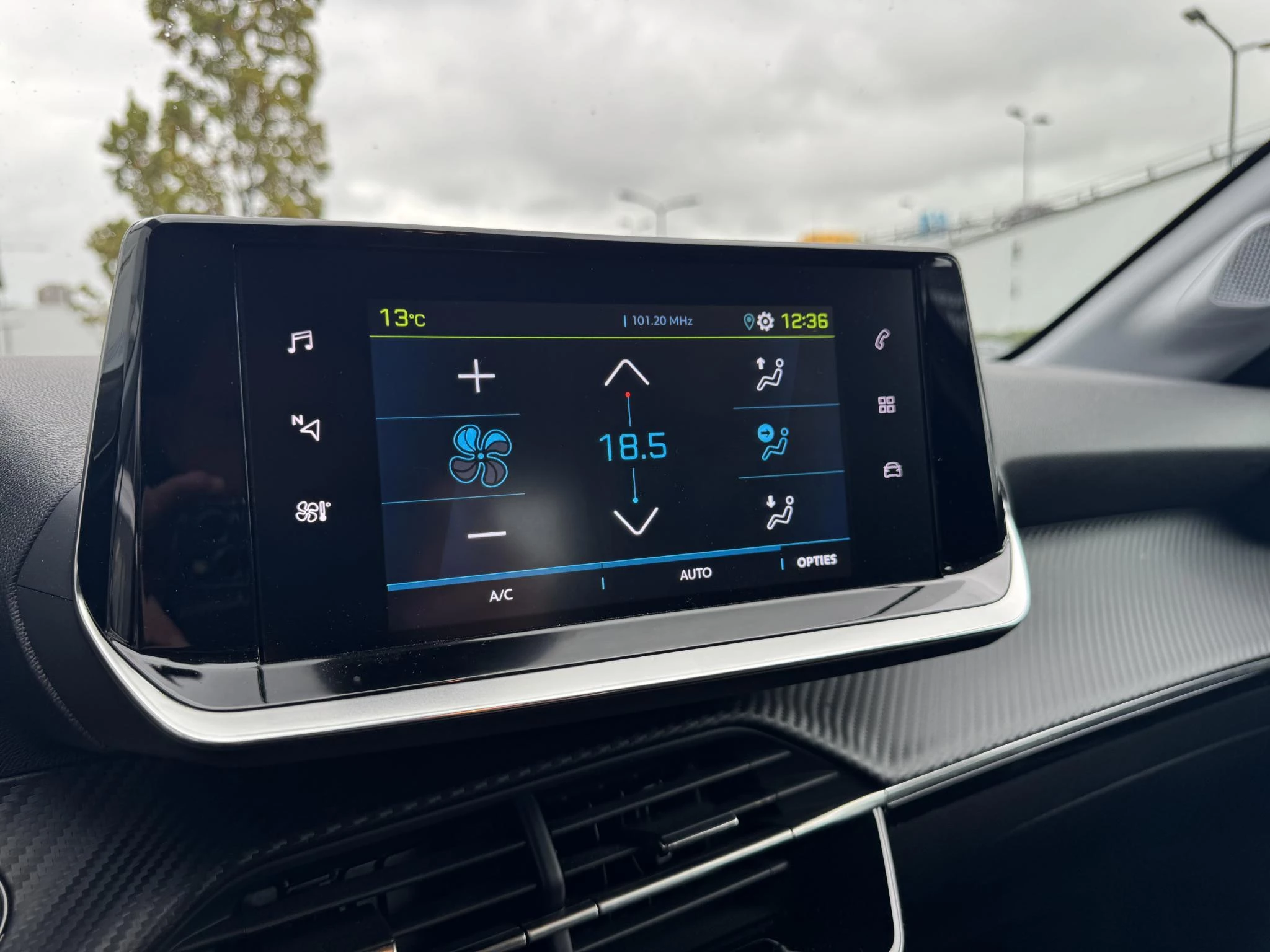 Peugeot-e-208-image-24