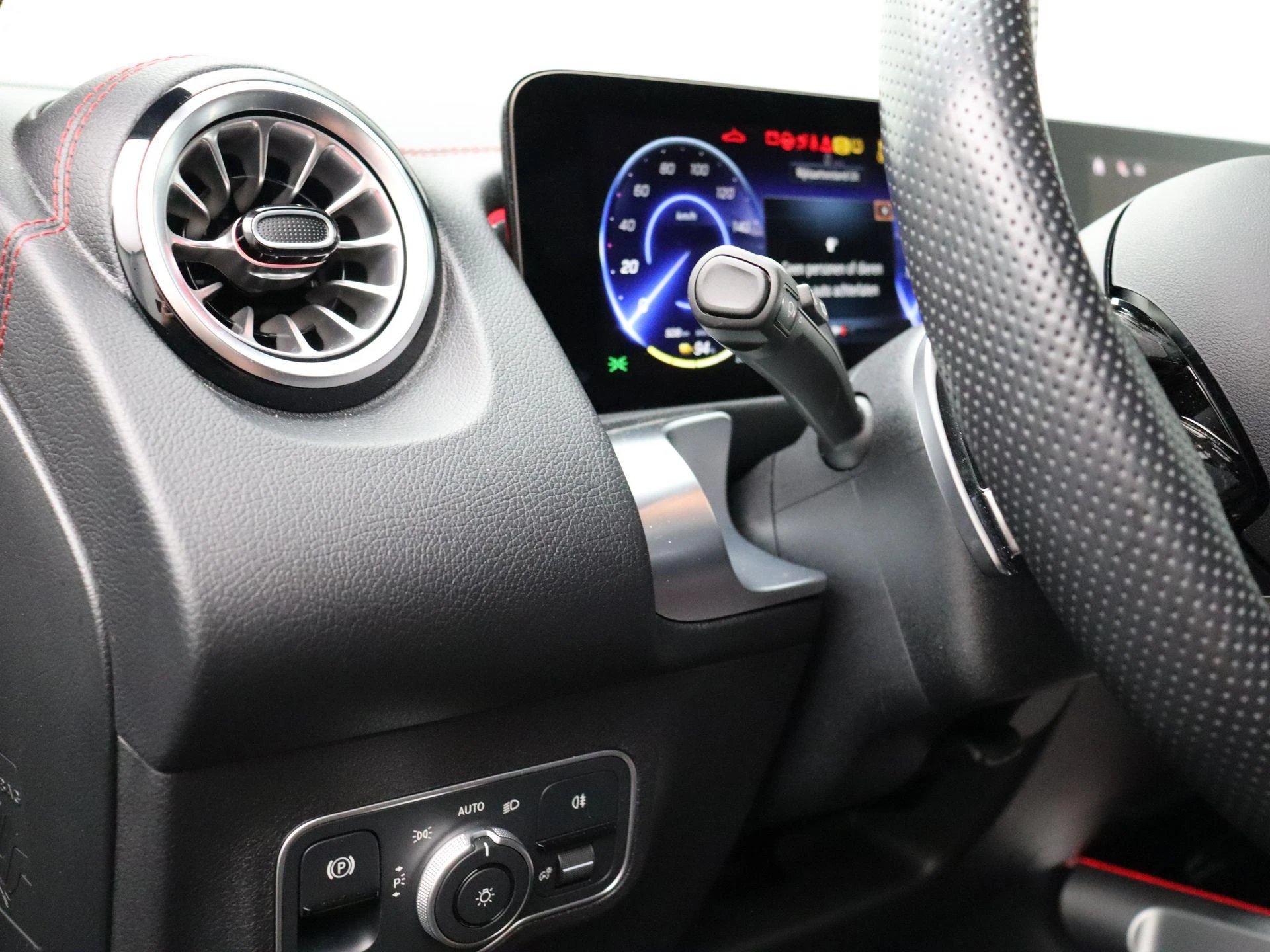 Mercedes-Benz-EQB-image-10