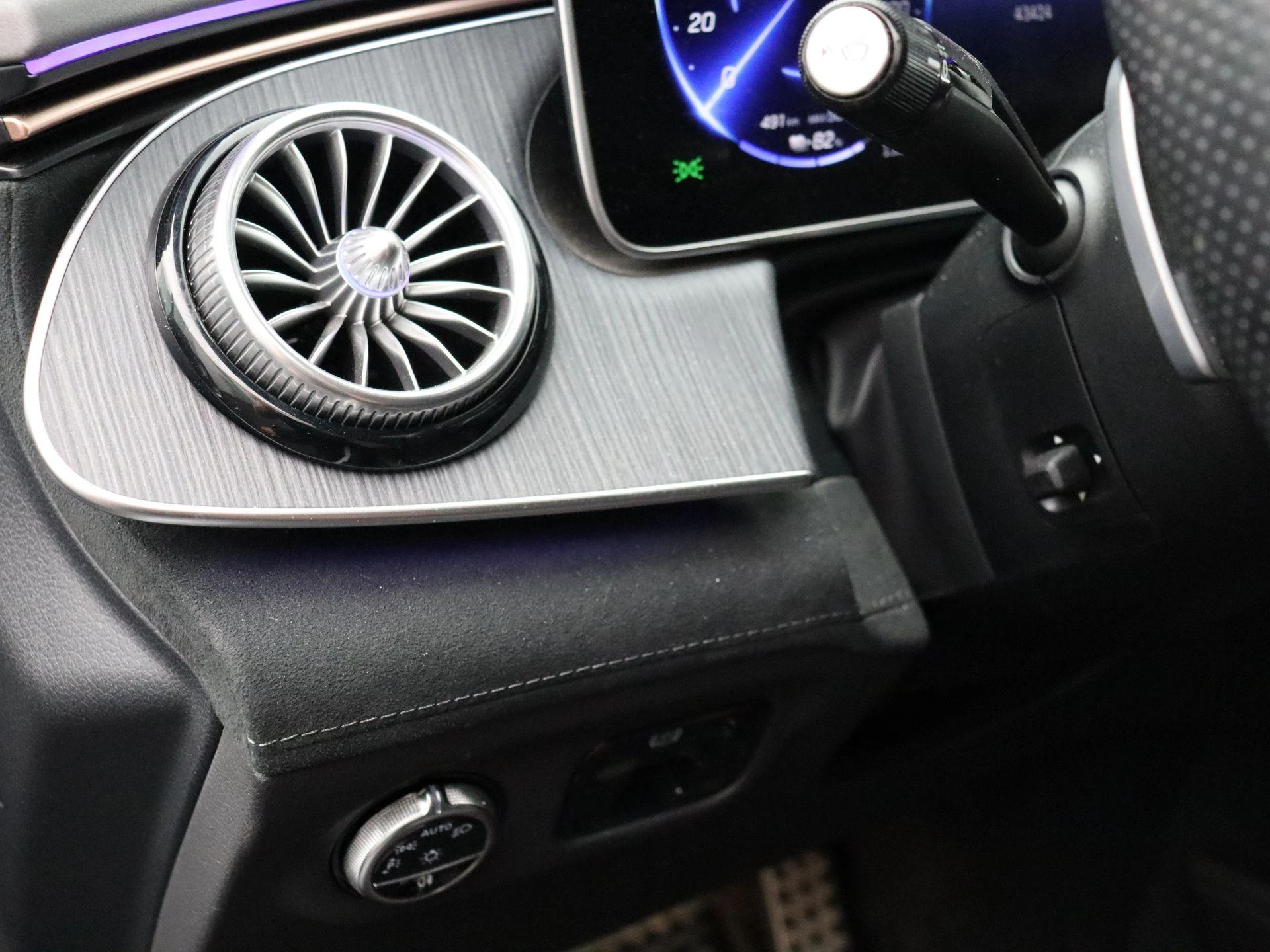 Mercedes-Benz-EQE-image-12