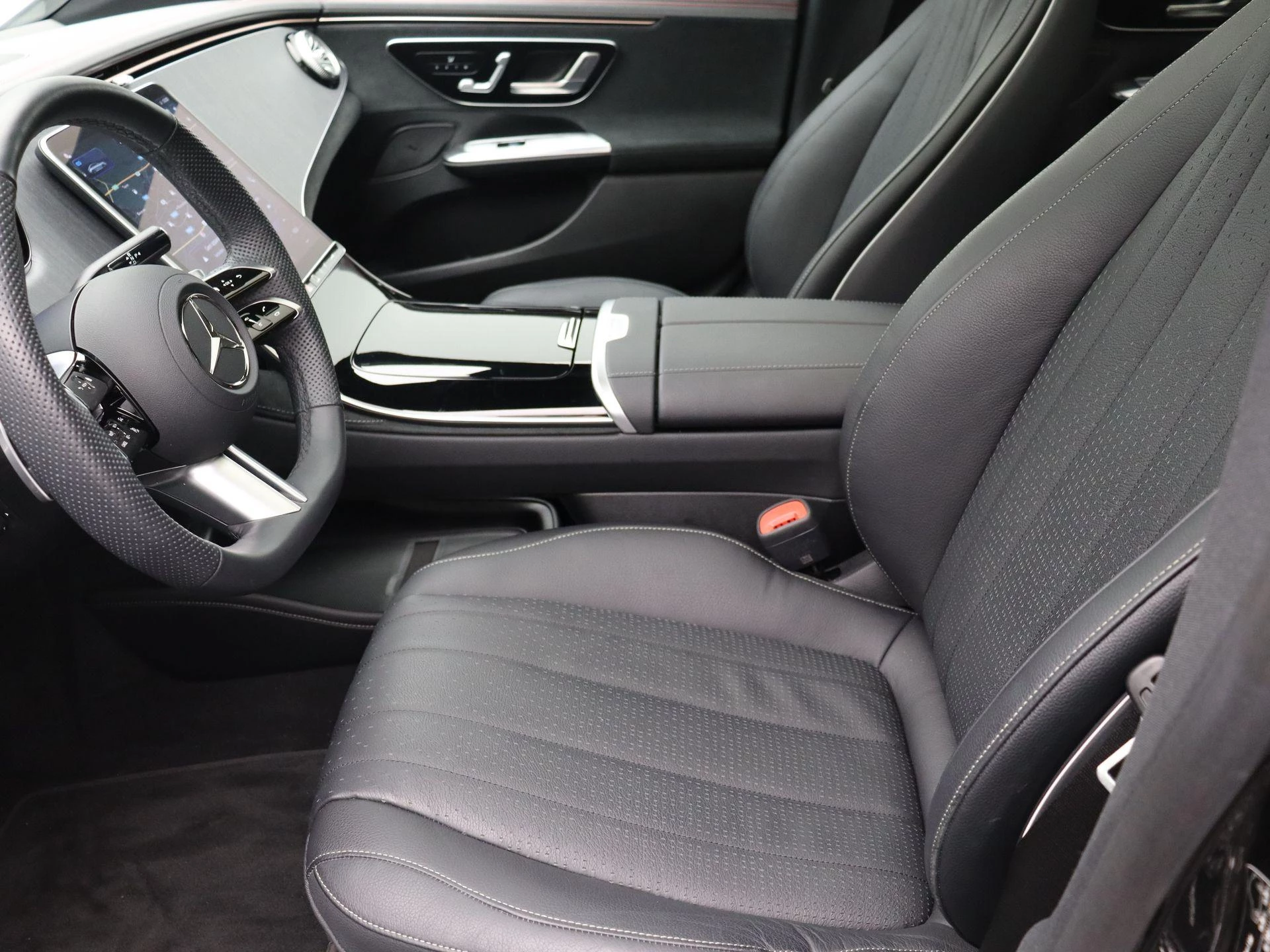 Mercedes-Benz EQE 300 AMG Line + AIRMATIC + LEDER + PANORAMISCH DAK +