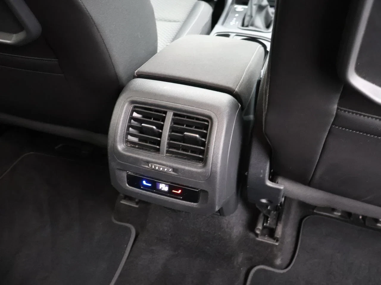Volkswagen-Touran-image-19