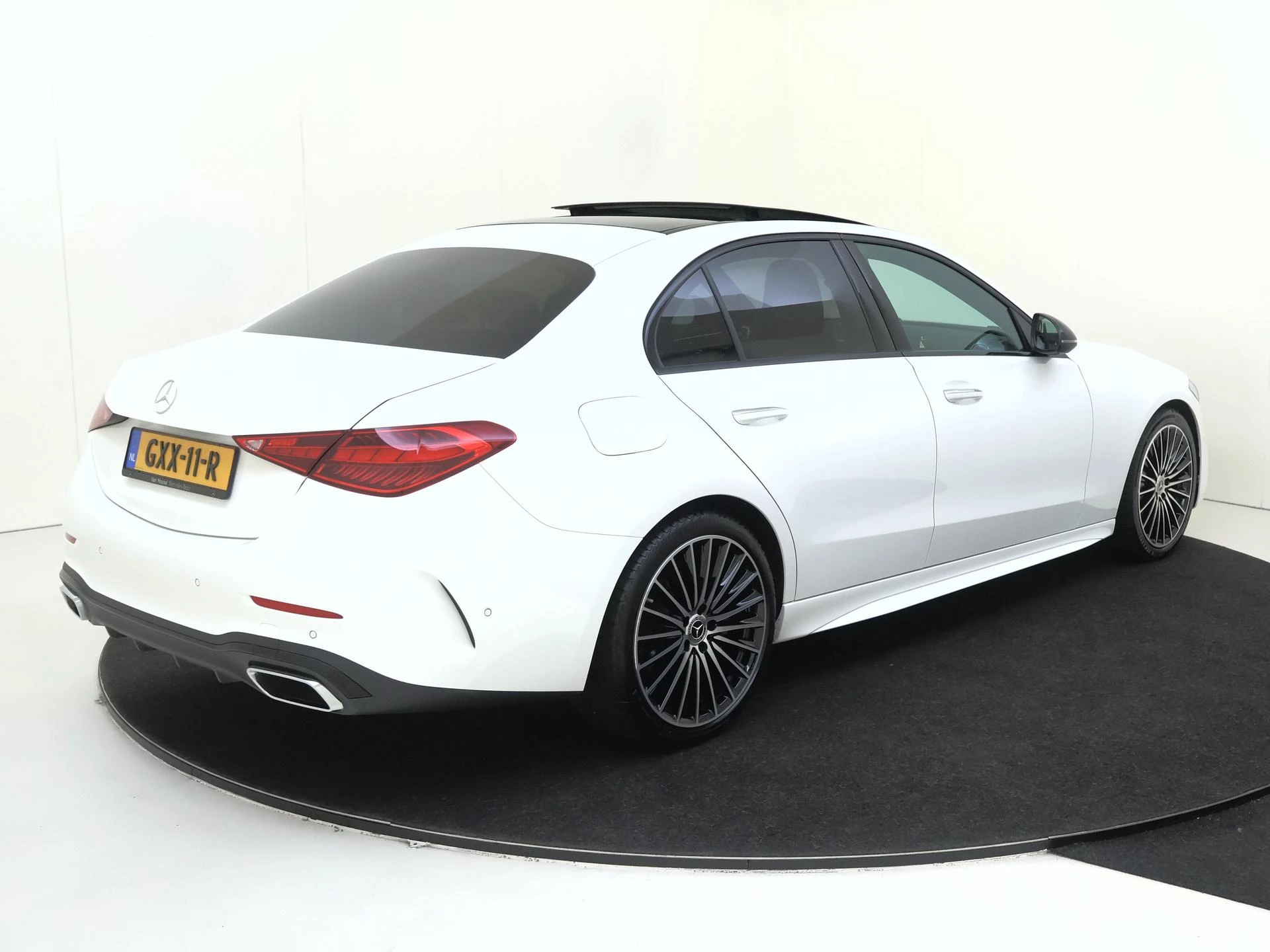 Mercedes-Benz-C-Klasse-image-3