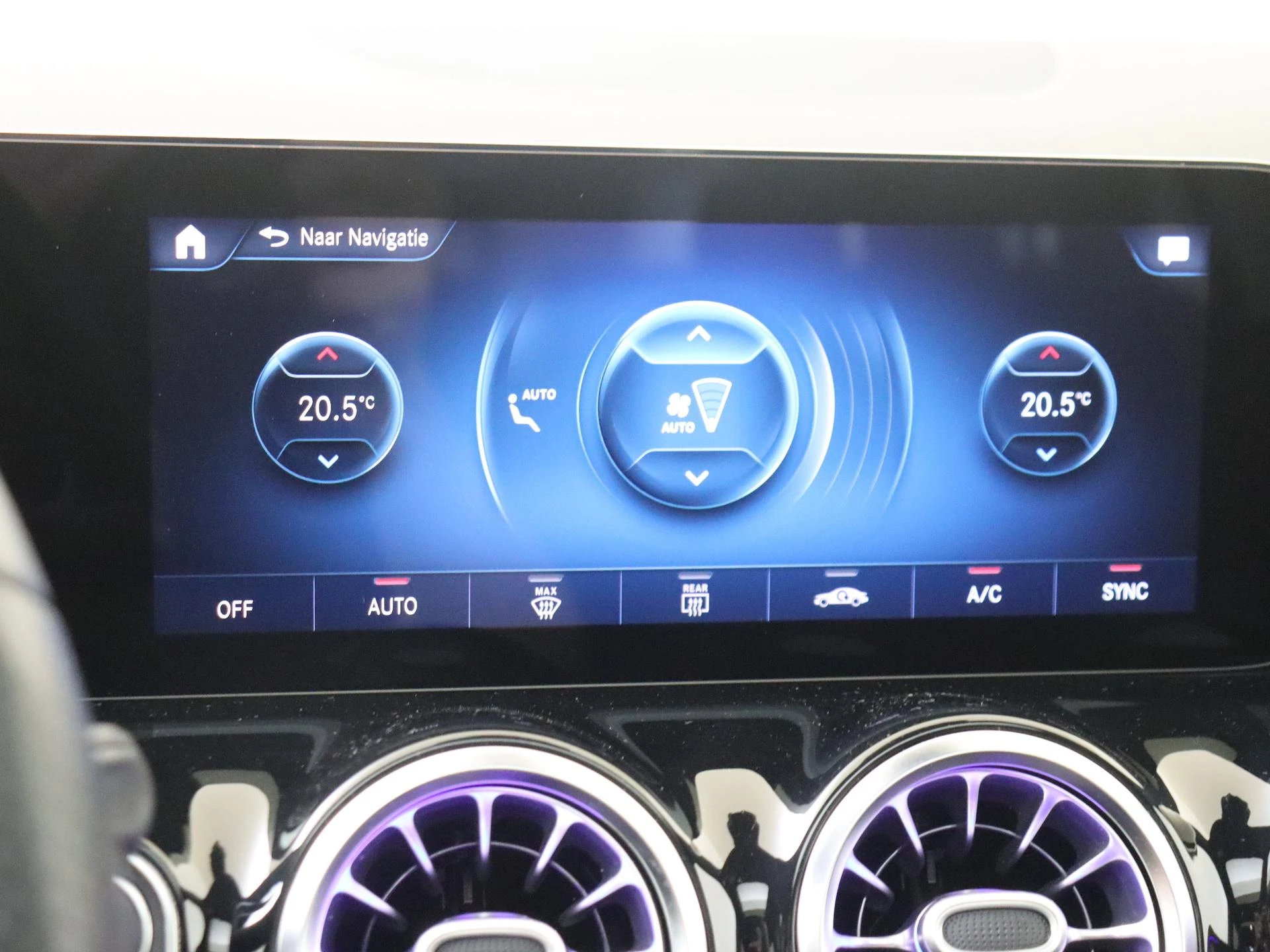 Mercedes-Benz-GLA-image-17