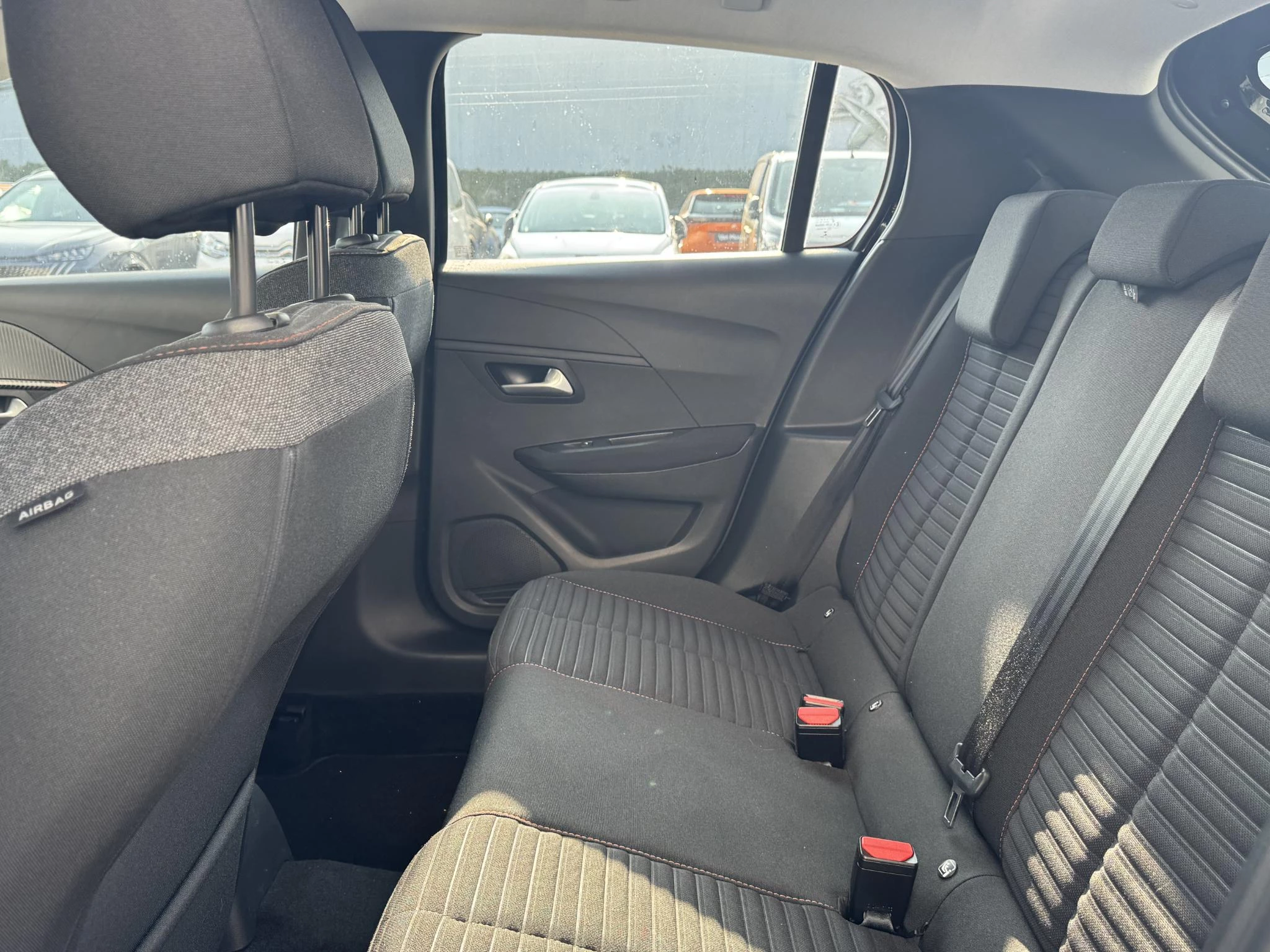 Peugeot-208-image-25