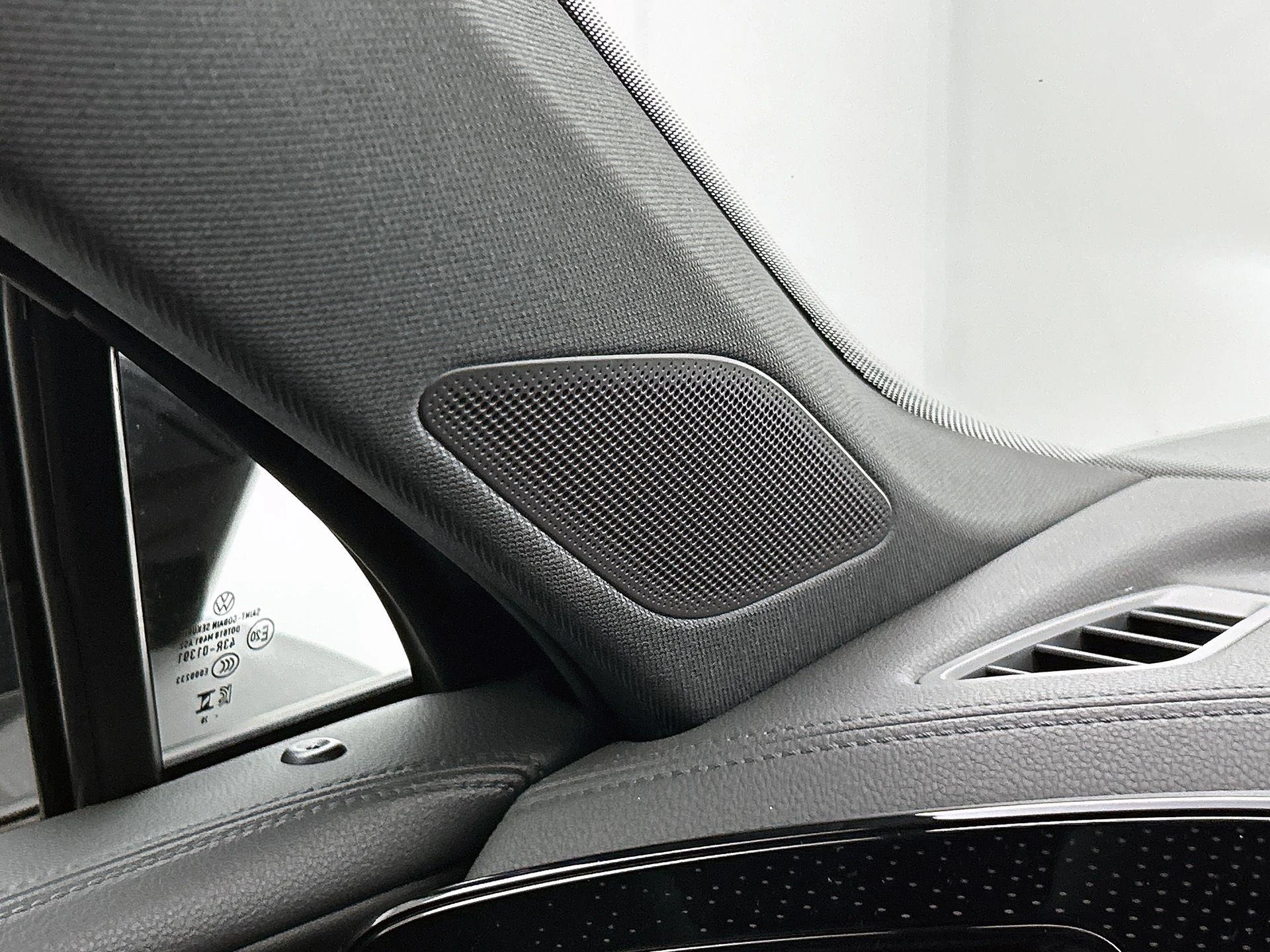Volkswagen-Tiguan-image-13