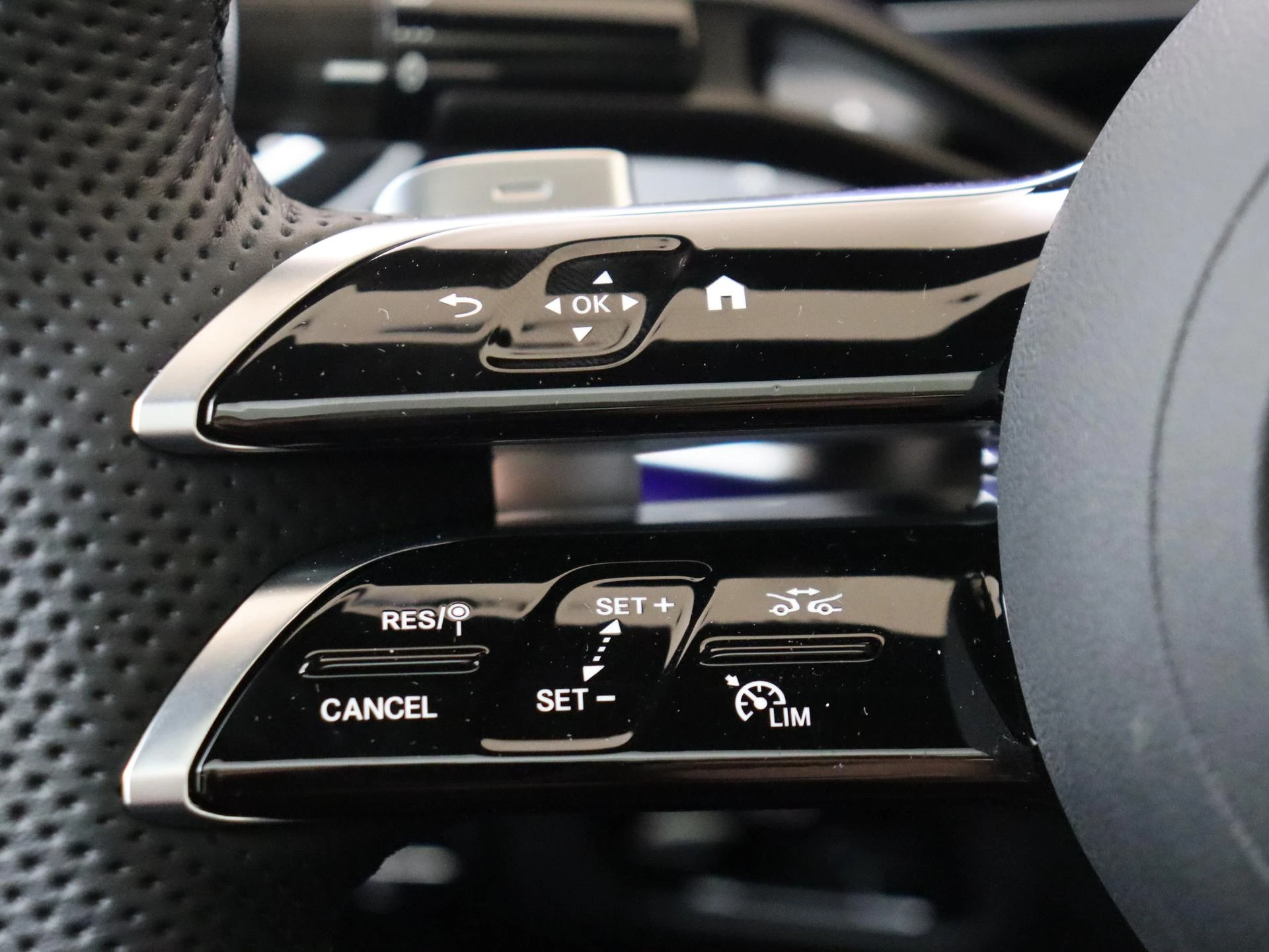 Mercedes-Benz-EQE-image-12